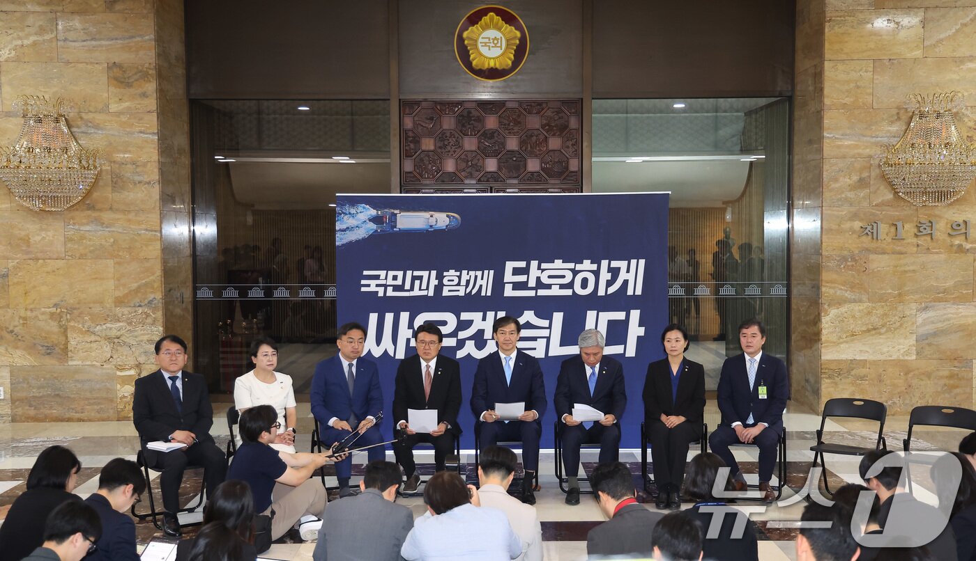 본문 이미지 - 조국 조국혁신당 대표가 3일 오전 서울 여의도 국회 로텐더홀에서 열린 최고위원회의에서 발언하고 있다. 최고위회의는 각 당마다 마련된 회의실에서 진행되지만, 조국혁신당은 의석 수를 고려하지 않은 국회사무처의 사무실 배정에 항의해 입주를 거부하고 있다. 2024.6.3/뉴스1 ⓒ News1 김민지 기자