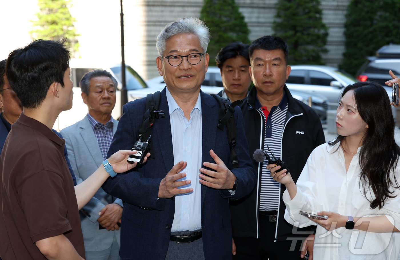 본문 이미지 - 돈봉투 의혹을 받고 있는 송영길 소나무당 대표가 3일 오전 서울 서초구 서울중앙지방법원에서 열린 1심 속행 공판에 출석하며 취재진 질문에 답하고 있다.(공동취재) 2024.6.3/뉴스1 ⓒ News1 박지혜 기자