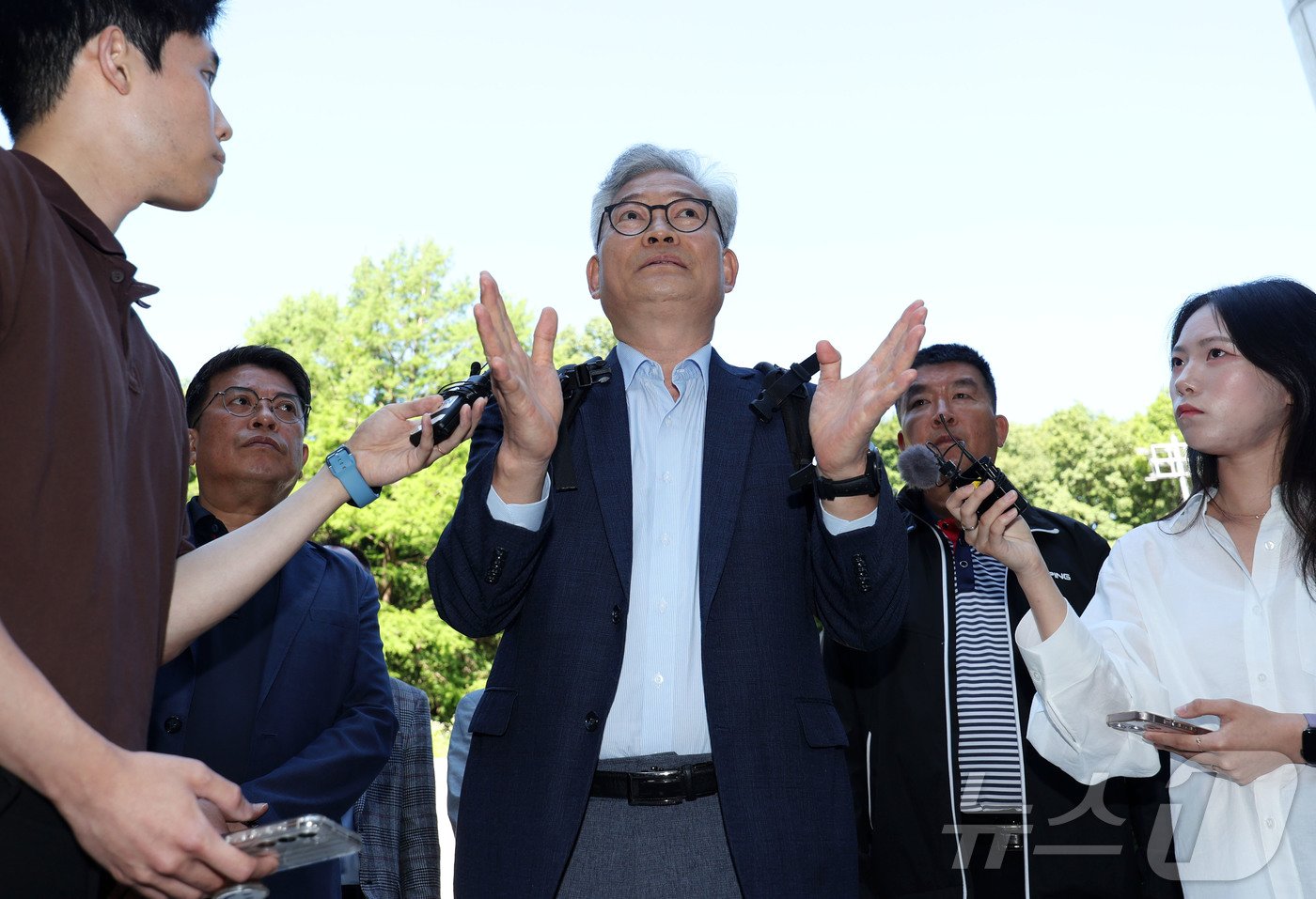 돈봉투 의혹을 받고 있는 송영길 소나무당 대표가 3일 오전 서울 서초구 서울중앙지방법원에서 열린 1심 속행 공판에 출석하며 취재진 질문에 답하고 있다. &#40;공동취재&#41; 2024.6.3/뉴스1 ⓒ News1 박지혜 기자