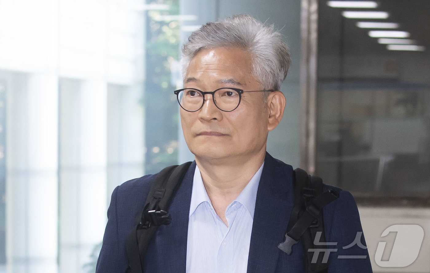 본문 이미지 - 돈봉투 의혹을 받고 있는 송영길 소나무당 대표가 3일 오전 서울 서초구 서울중앙지방법원에서 열린 1심 속행 공판에 출석하고 있다. (공동취재) 2024.6.3/뉴스1 ⓒ News1 박지혜 기자
