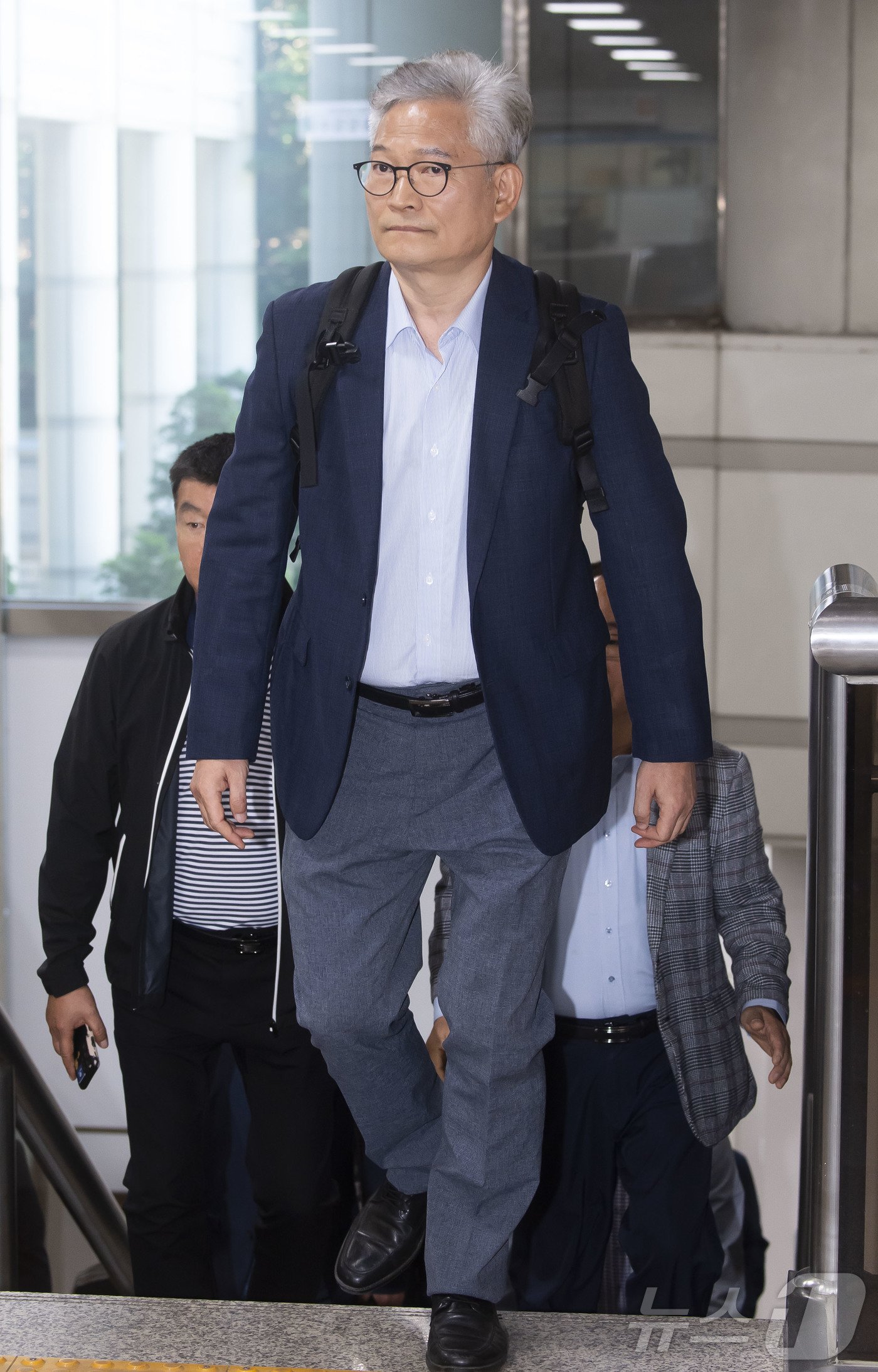 본문 이미지 - 돈봉투 의혹을 받고 있는 송영길 소나무당 대표가 3일 오전 서울 서초구 서울중앙지방법원에서 열린 1심 속행 공판에 출석하고 있다. (공동취재) 2024.6.3/뉴스1 ⓒ News1 박지혜 기자