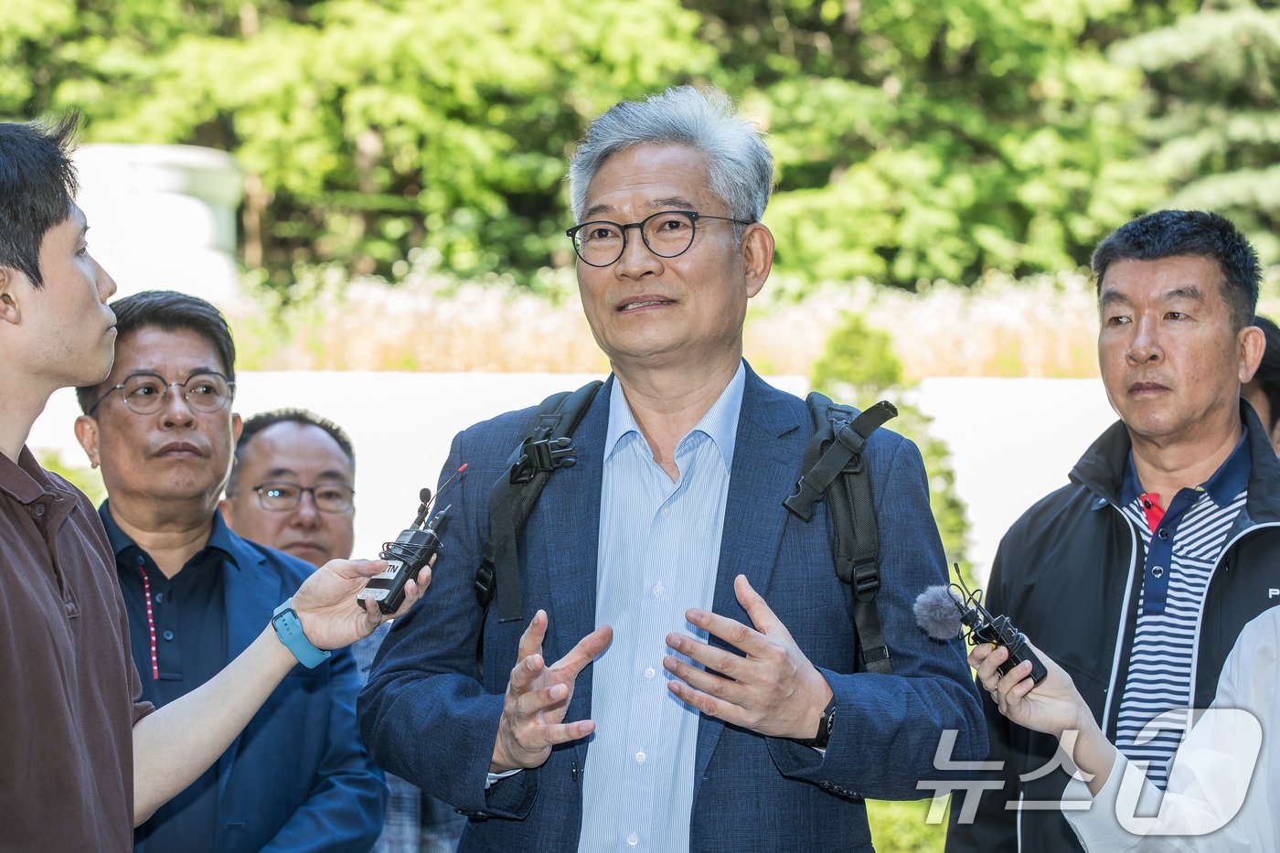 돈봉투 의혹을 받고 있는 송영길 소나무당 대표가 3일 오전 서울 서초구 서울중앙지방법원에서 열린 1심 속행 공판에 출석하며 취재진 질문에 답하고 있다. &#40;공동취재&#41; 2024.6.3/뉴스1 ⓒ News1 박지혜 기자