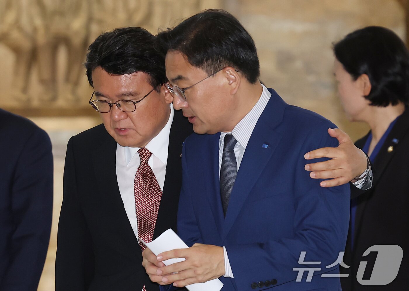 본문 이미지 - 황운하 조국혁신당 원내대표가 3일 오전 서울 여의도 국회 로텐더홀에서 열린 최고위원회의에서 신장식 의원과 대화하고 있다. 2024.6.3/뉴스1 ⓒ News1 김민지 기자