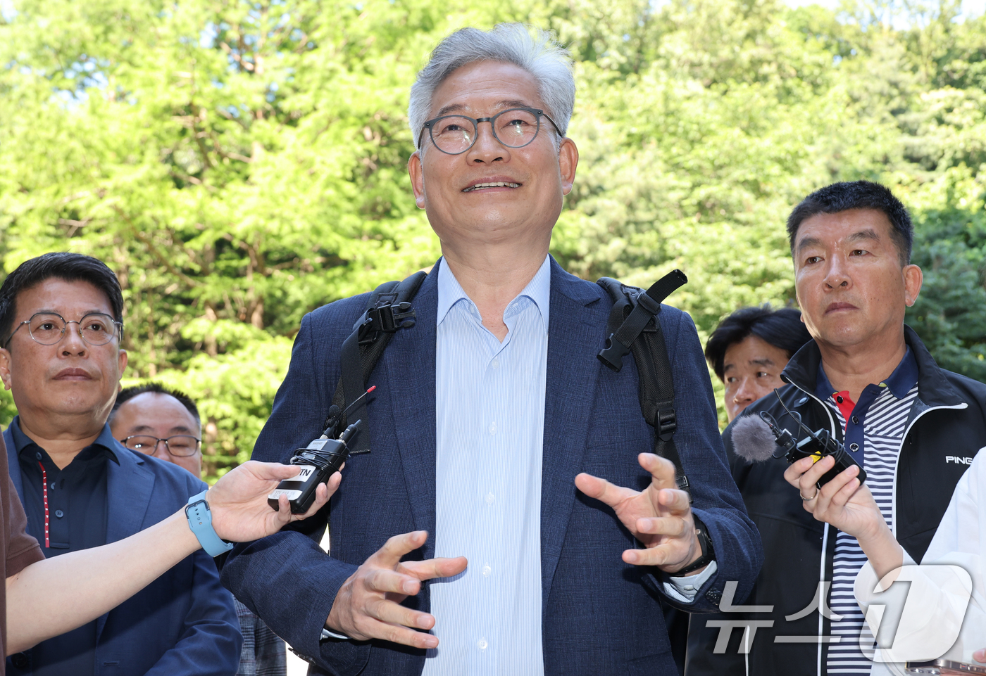 (서울=뉴스1) 박지혜 기자 = 돈봉투 의혹을 받고 있는 송영길 소나무당 대표가 3일 오전 서울 서초구 서울중앙지방법원에서 열린 1심 속행 공판에 출석하며 취재진 질문에 답하고 있 …