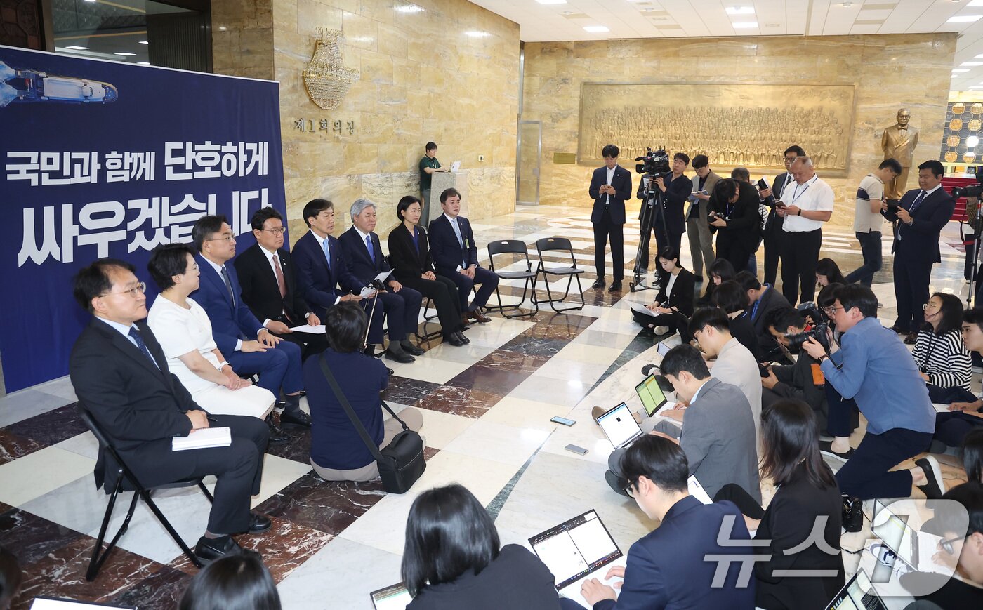본문 이미지 - 조국 조국혁신당 대표가 3일 오전 서울 여의도 국회 로텐더홀에서 열린 최고위원회의에서 발언하고 있다. 최고위회의는 각 당마다 마련된 회의실에서 진행되지만, 조국혁신당은 의석 수를 고려하지 않은 국회사무처의 사무실 배정에 항의해 입주를 거부하고 있다. 2024.6.3/뉴스1 ⓒ News1 김민지 기자