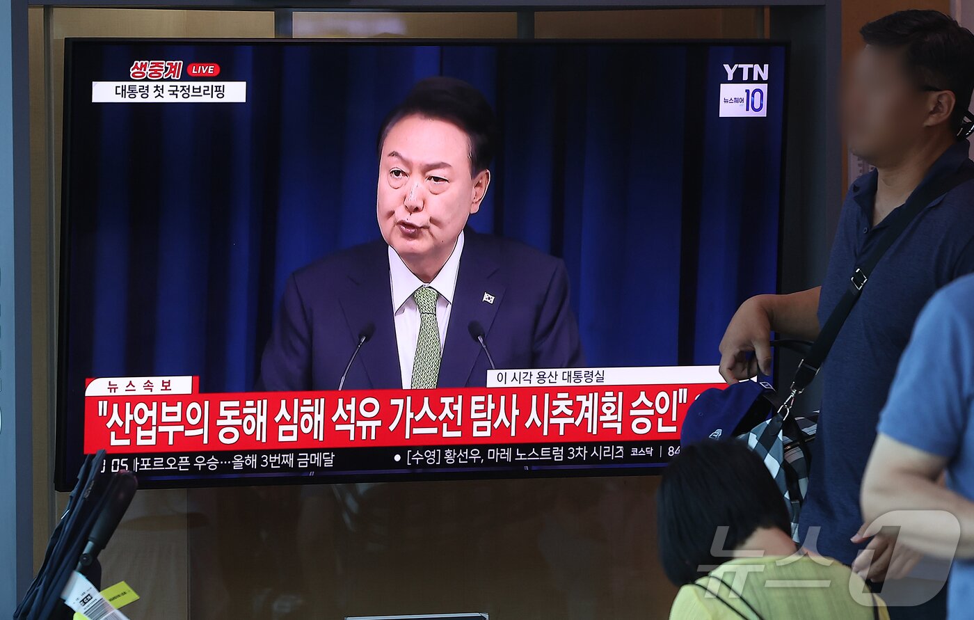 본문 이미지 - 3일 오전 서울역 대합실 텔레비전으로 윤석열 대통령의 경제 현안과 관련해 첫 국정 브리핑이 생중계되고 있다. 2024.6.3/뉴스1 ⓒ News1 김진환 기자