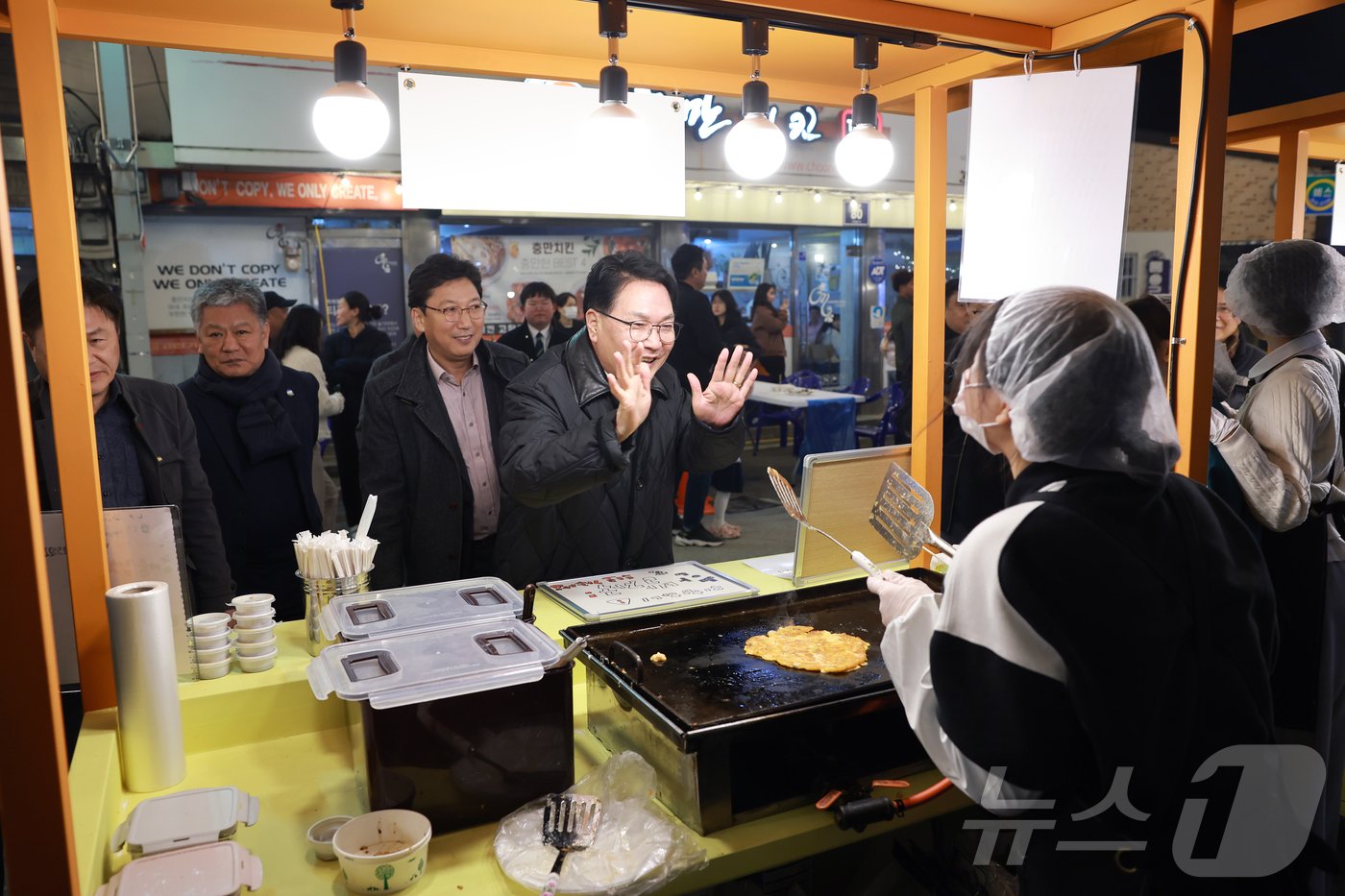 고창 금토끼 야시장을 방문한 심덕섭 군수가 포장마차 업주와 화이팅을 외치며 손을 마주치고 있다.&#40;고창군 제공&#41;2024.6.3/뉴스1 