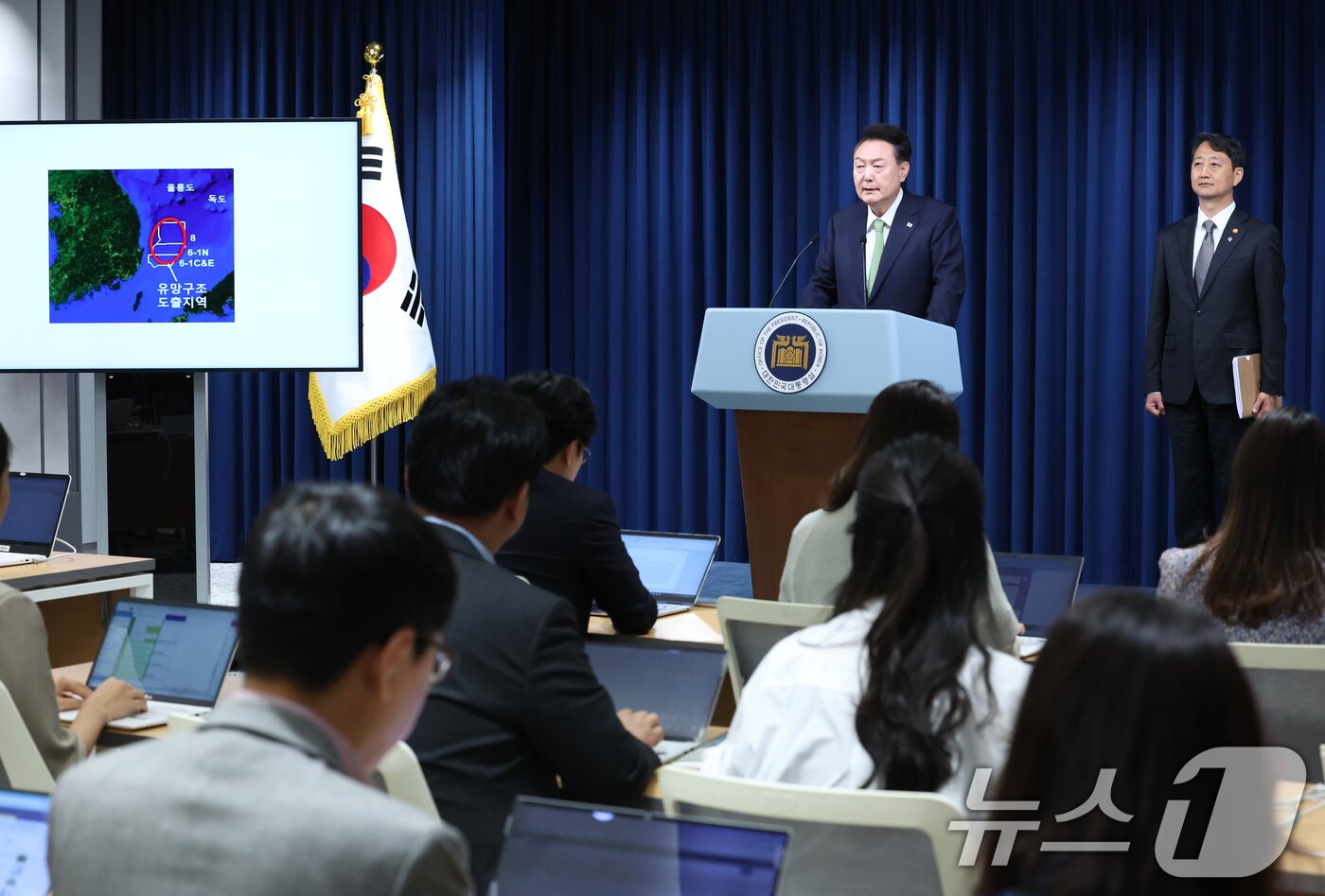본문 이미지 - 윤석열 대통령이 3일 용산 대통령실 청사에서 열린 첫 국정브리핑에서 "포항 영일만 앞바다에서 막대한 양의 석유와 가스가 매장돼 있을 가능성이 높다는 물리탐사 결과가 나왔다"고 발표하고 있다. 2024.6.3/뉴스1 ⓒ News1 송원영 기자