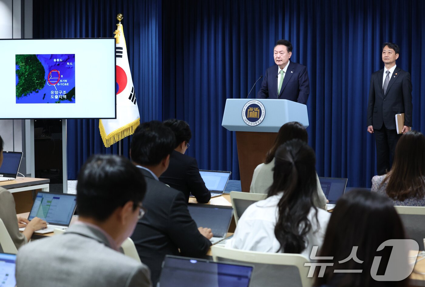 윤석열 대통령이 3일 용산 대통령실 청사에서 열린 첫 국정브리핑에서 &#34;포항 영일만 앞바다에서 막대한 양의 석유와 가스가 매장돼 있을 가능성이 높다는 물리탐사 결과가 나왔다＂고 발표하고 있다. 2024.6.3/뉴스1 ⓒ News1 송원영 기자