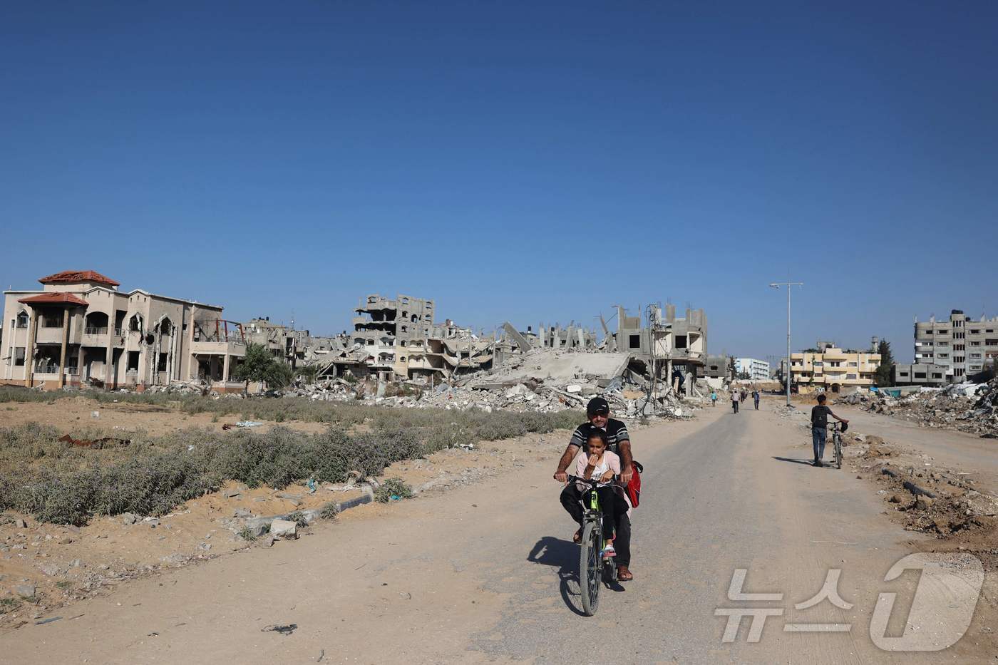 (AFP=뉴스1) 정윤영 기자 = 2일(현지시간) 가자지구 중부 도시에서 시민들이 자전거를 타고 있는 모습. 2024.06.02.ⓒ AFP=뉴스1