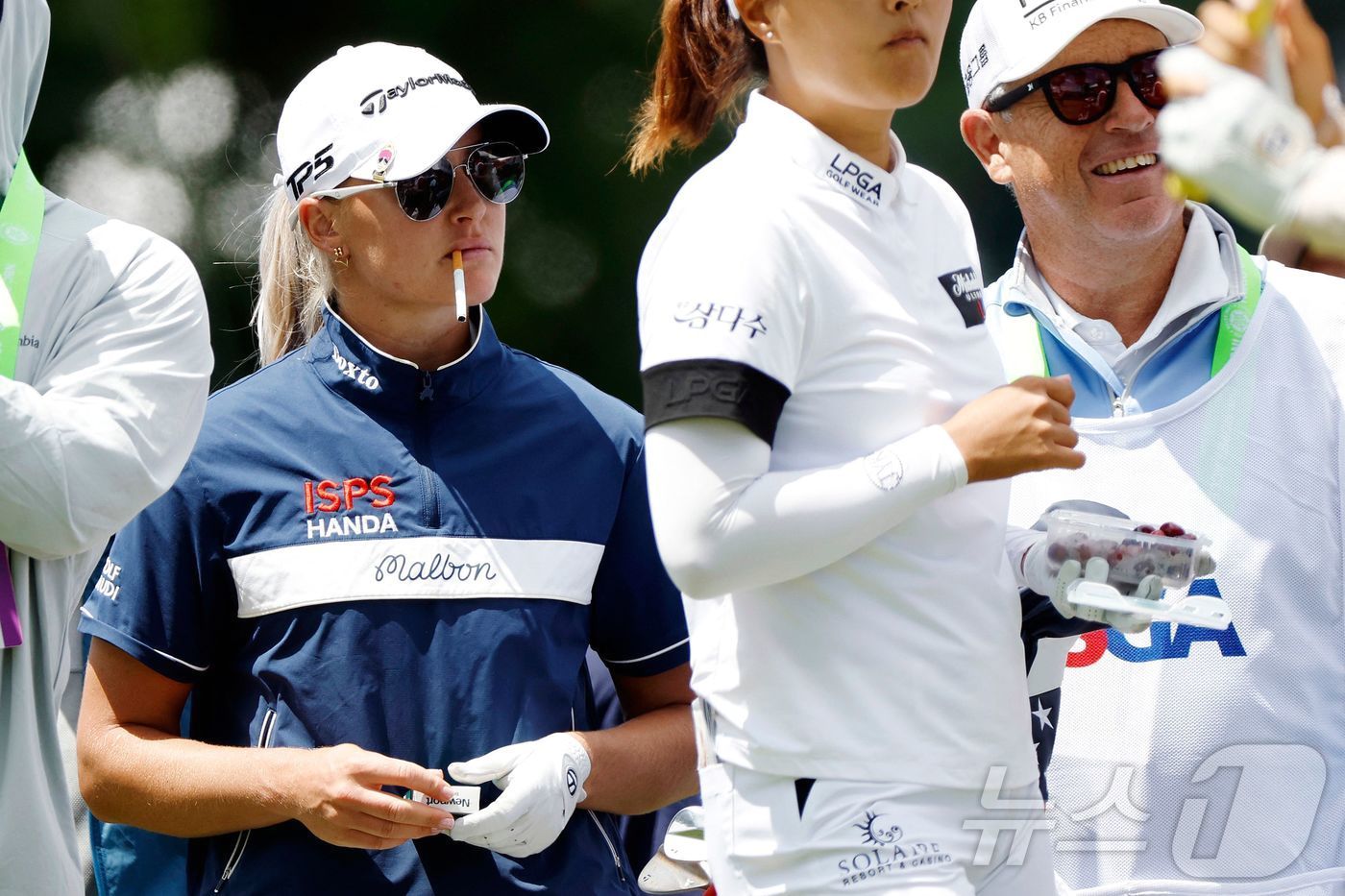 본문 이미지 - 10대 뉴스 7위에 뽑힌 찰리 헐의 흡연 모습. ⓒ AFP=뉴스1