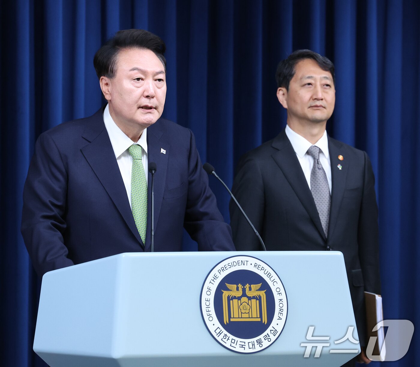 본문 이미지 - 윤석열 대통령이 3일 용산 대통령실 청사에서 열린 첫 국정브리핑에서 "포항 영일만 앞바다에서 막대한 양의 석유와 가스가 매장돼 있을 가능성이 높다는 물리탐사 결과가 나왔다＂고 발표하고 있다. 2024.6.3/뉴스1 ⓒ News1 송원영 기자