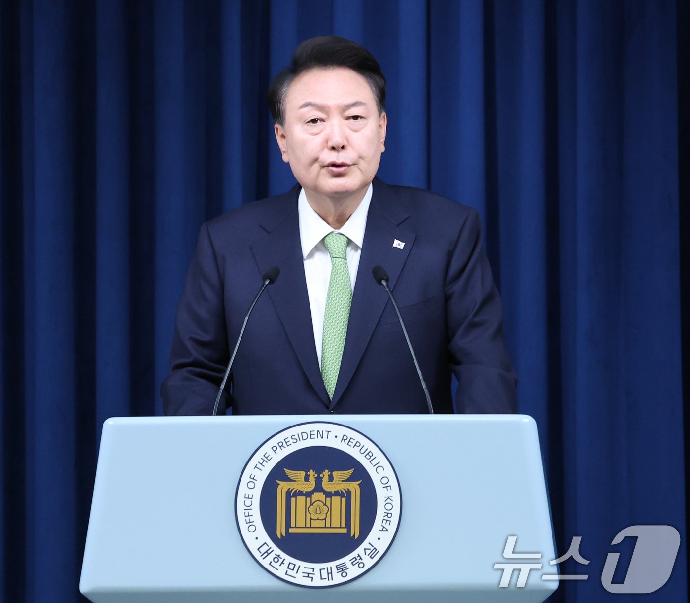 본문 이미지 - 윤석열 대통령이 3일 용산 대통령실 청사에서 열린 첫 국정브리핑에서 "포항 영일만 앞바다에서 막대한 양의 석유와 가스가 매장돼 있을 가능성이 높다는 물리탐사 결과가 나왔다＂고 발표하고 있다. 2024.6.3/뉴스1 ⓒ News1 송원영 기자