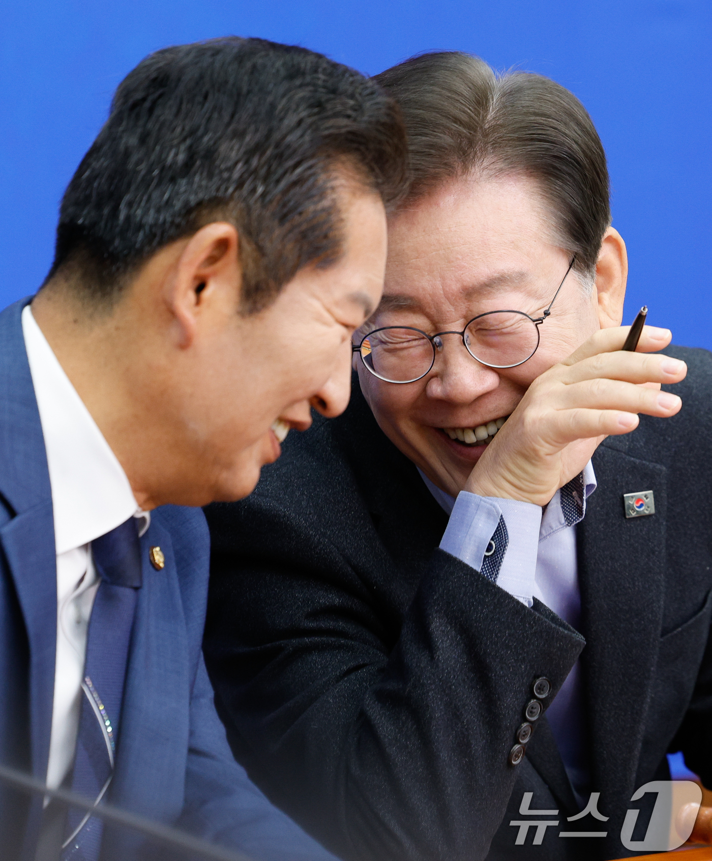 (서울=뉴스1) 안은나 기자 = 이재명 더불어민주당 대표(오른쪽)와 정청래 최고위원이 3일 오전 서울 여의도 국회에서 열린 최고위원회의에 참석해 대화하고 있다. 2024.6.3/뉴 …