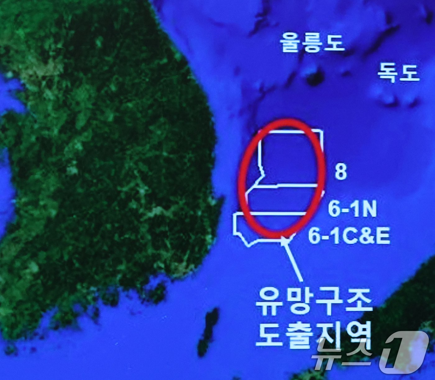 본문 이미지 - 윤석열 대통령이 3일 용산 대통령실 청사에서 열린 첫 국정브리핑에서 "포항 영일만 앞바다에서 막대한 양의 석유와 가스가 매장돼 있을 가능성이 높다는 물리탐사 결과가 나왔다＂고 발표했다. 사진은 유망구조 도출지역 지도. 2024.6.3/뉴스1 ⓒ News1 송원영 기자