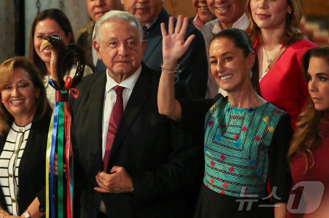 (멕시코시티 로이터=뉴스1) 강민경 기자 = 멕시코 집권 좌파 정당인 모레나의 대선후보 클라우디아 셰인바움(오른쪽)이 안드레스 마누엘 로페스 오브라도르 멕시코 대통령으로부터 지휘봉 …
