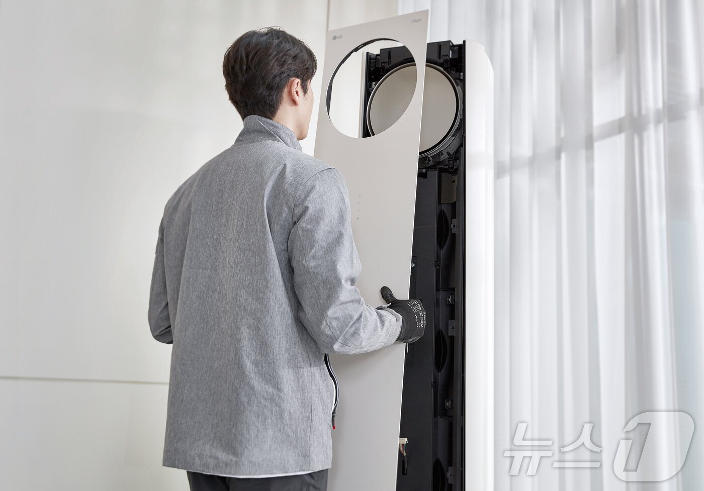 본문 이미지 - LG전자의 가전 케어 및 서비스 전문가들이 에어컨 등 구독으로 사용 중인 제품에 대한 A/S를 제공하고 있다.(LG전자 제공)