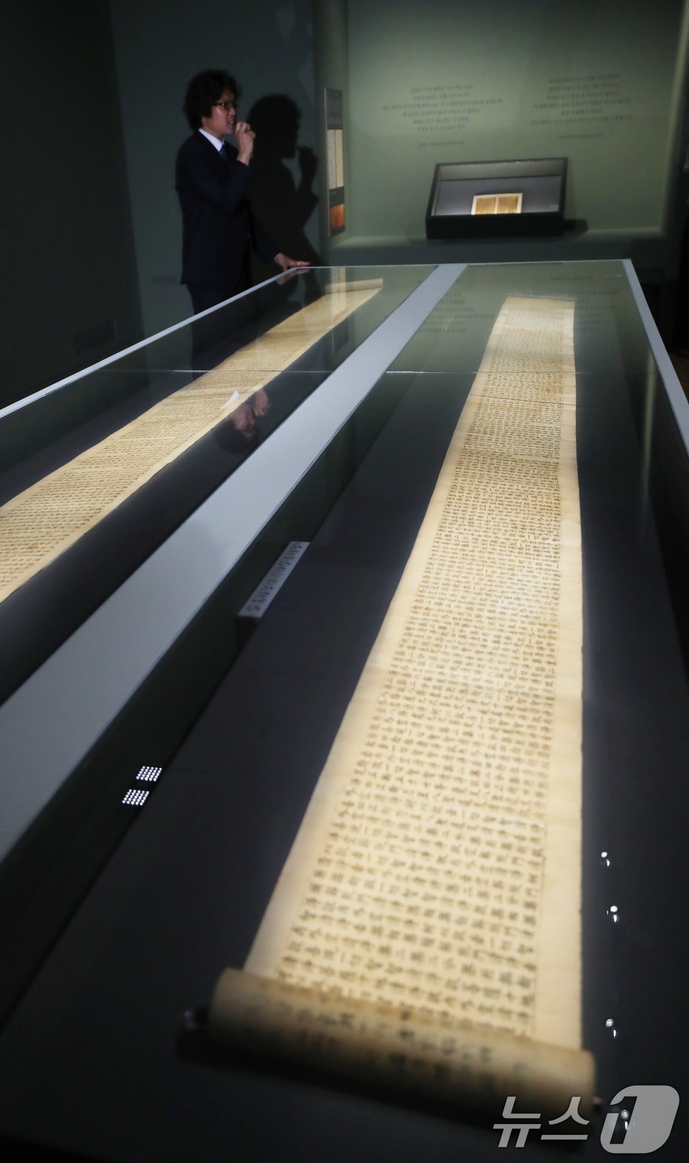 본문 이미지 - 3일 오전 국립제주박물관에서 '어느 수집가의 초대-고 이건희 회장 기증 특별전' 언론공개회가 열리고 있다. 이번 전시에서는 '인왕제색도' 등 국가지정문화유산 국보와 보물 26점을 포함해 고(故) 이건희 삼성 회장 기증품 360점을 선보인다. 2024.6.3/뉴스1 ⓒ News1 오현지 기자