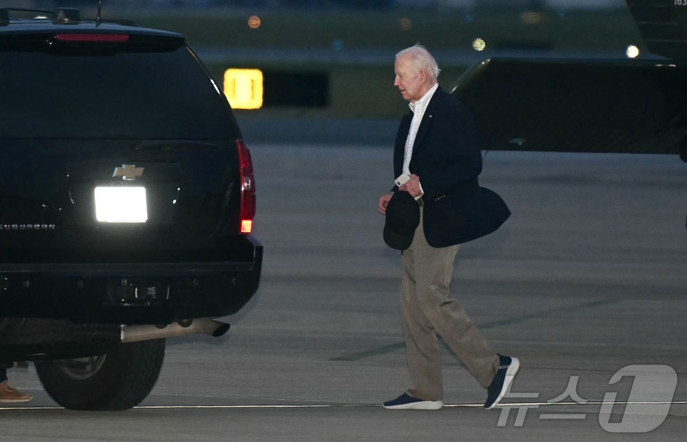 (뉴캐슬 AFP=뉴스1) 우동명 기자 = 조 바이든 미국 대통령이 2일(현지시간) 델라웨어주 뉴캐슬의 주 방위군 공군 기지에 도착해 차량을 타러 가고 있다. 2024.06.03ⓒ …