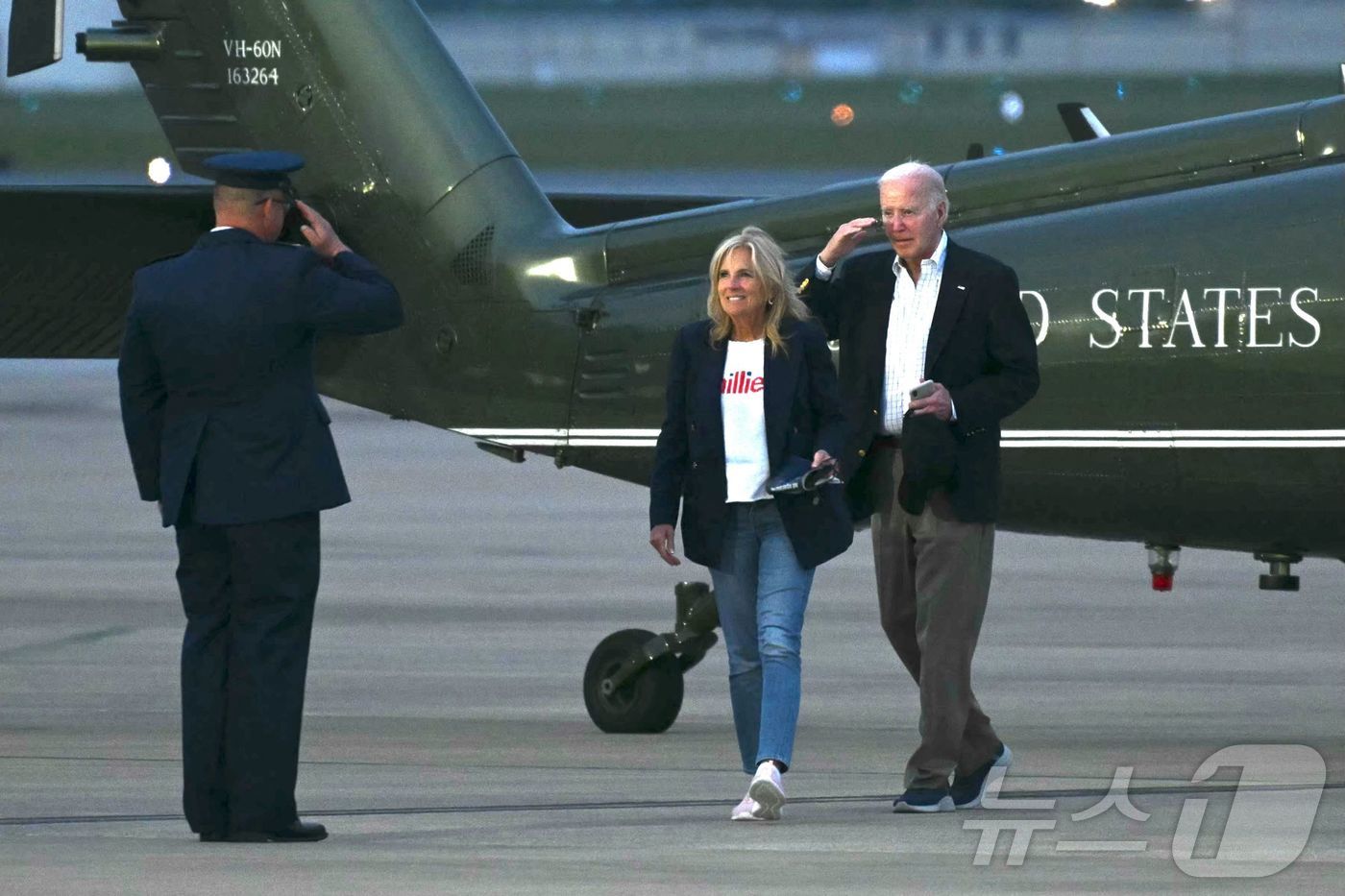 (뉴캐슬 AFP=뉴스1) 우동명 기자 = 조 바이든 미국 대통령과 부인 질 바이든 여사가 2일(현지시간) 델라웨어주 뉴캐슬의 주 방위군 공군 기지에 도착을 하고 있다. 2024.0 …