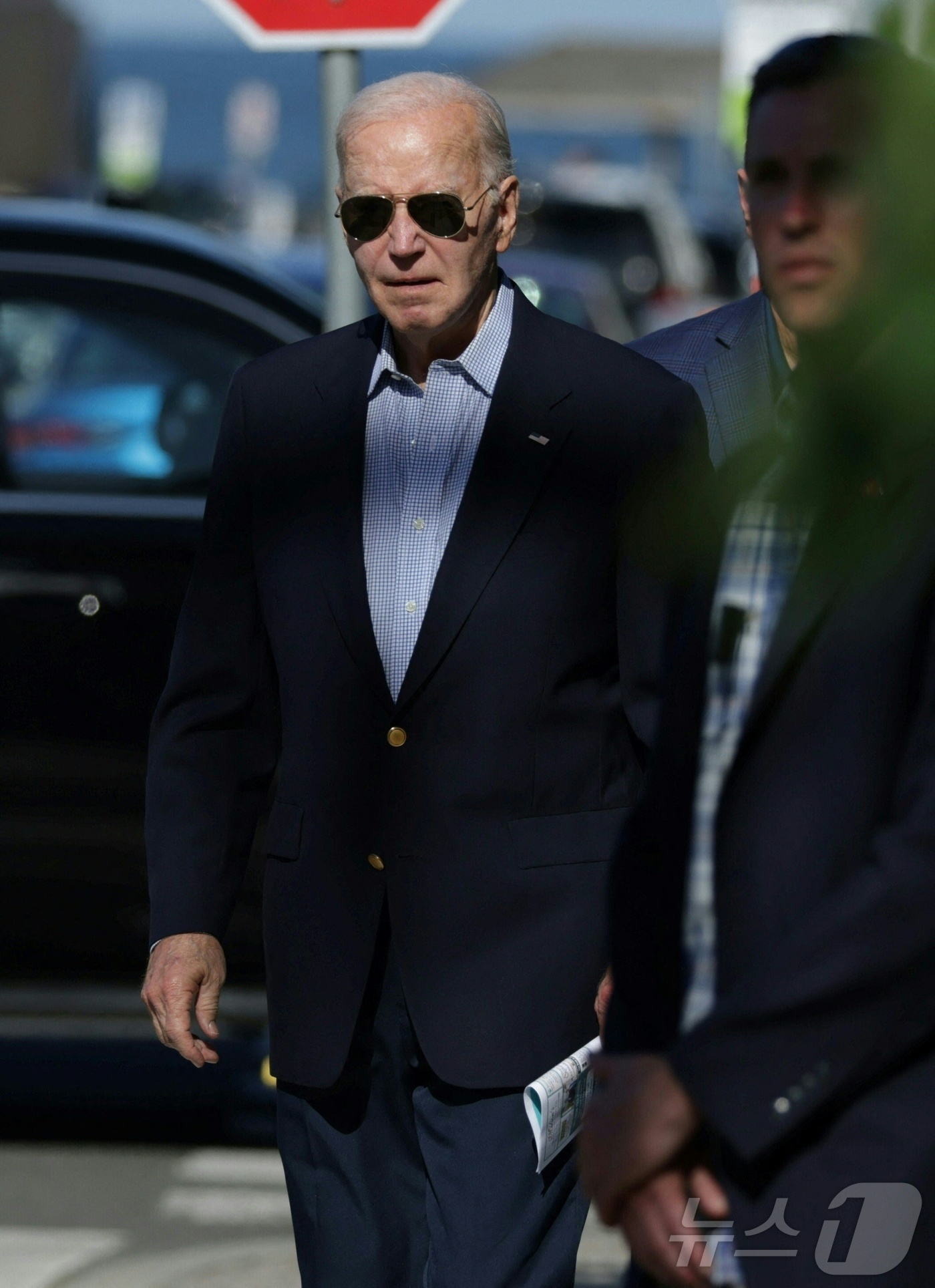 (레호보스 비치 AFP=뉴스1) 우동명 기자 = 조 바이든 미국 대통령이 1일(현지시간) 델라웨어주 레호보스 비치에 있는 세인트 에드먼즈 성당에서 미사를 마친 뒤 떠나고 있다. 2 …