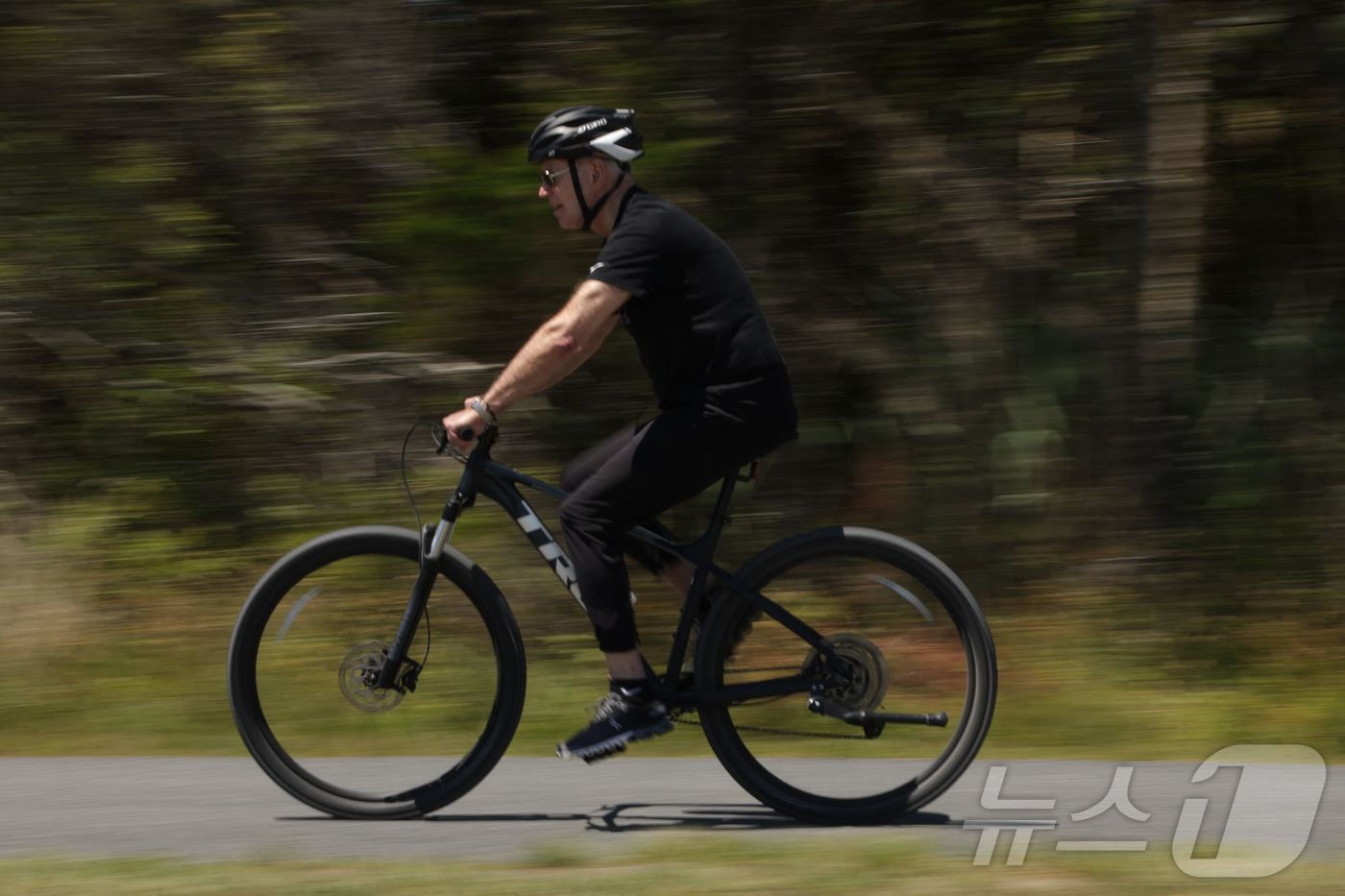 (레호보스 비치 AFP=뉴스1) 우동명 기자 = 조 바이든 미국 대통령이 1일(현지시간) 델라웨어주 레호보스 비치에 있는 고든즈 폰드서 자전거를 타고 있다. 2024.06.03ⓒ …