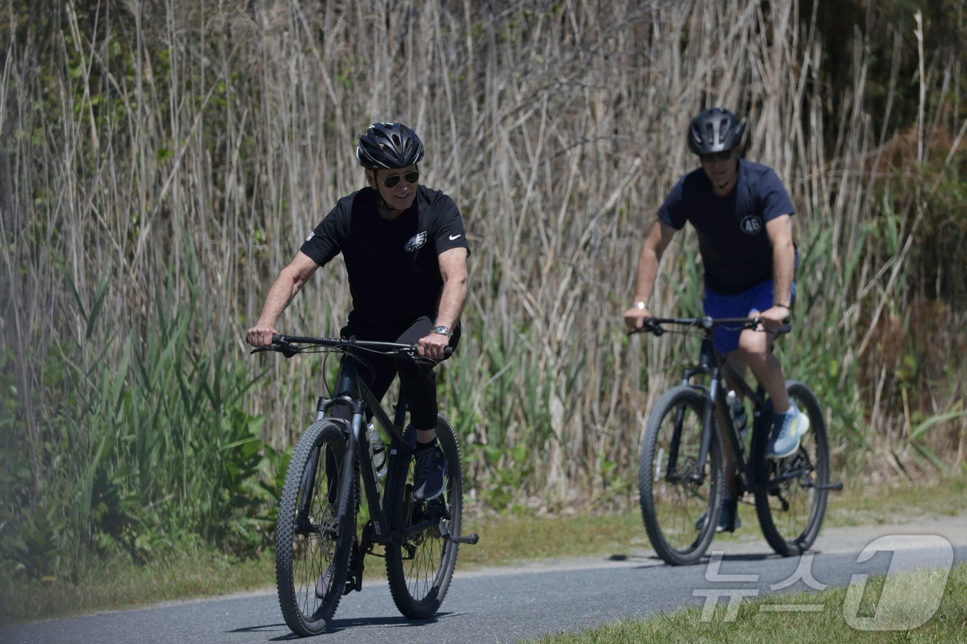 (레호보스 비치 AFP=뉴스1) 우동명 기자 = 조 바이든 미국 대통령이 1일(현지시간) 델라웨어주 레호보스 비치에 있는 고든즈 폰드서 아들 헌터와 자전거를 타고 있다. 2024. …