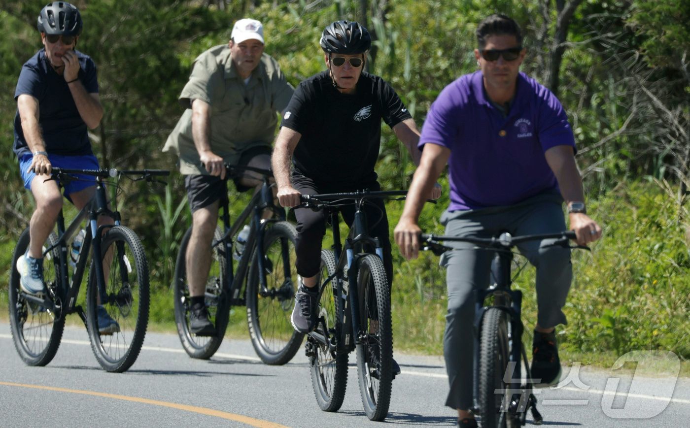 (레호보스 비치 AFP=뉴스1) 우동명 기자 = 조 바이든 미국 대통령이 1일(현지시간) 델라웨어주 레호보스 비치에 있는 고든즈 폰드서 경호원들과 자전거를 타고 있다. 2024.0 …