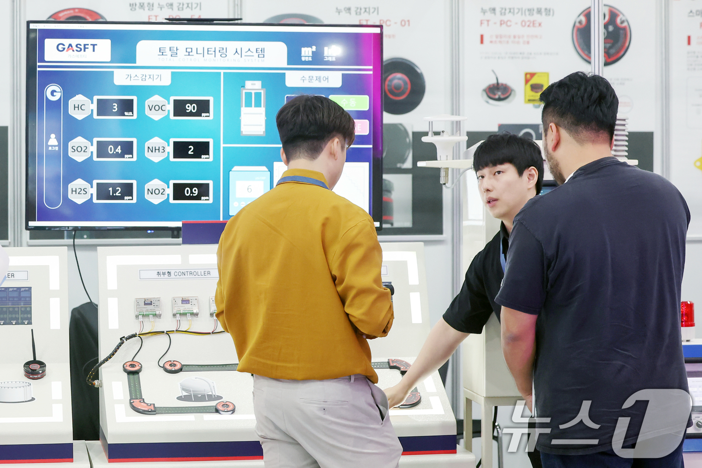 (서울=뉴스1) 민경석 기자 = 3일 서울 강남구 코엑스에서 열린 '제45회 국제환경산업기술·그린에너지전(엔벡스·ENVEX)'을 찾은 관람객들이 대기 환경 측정 장치를 살펴보고 있 …