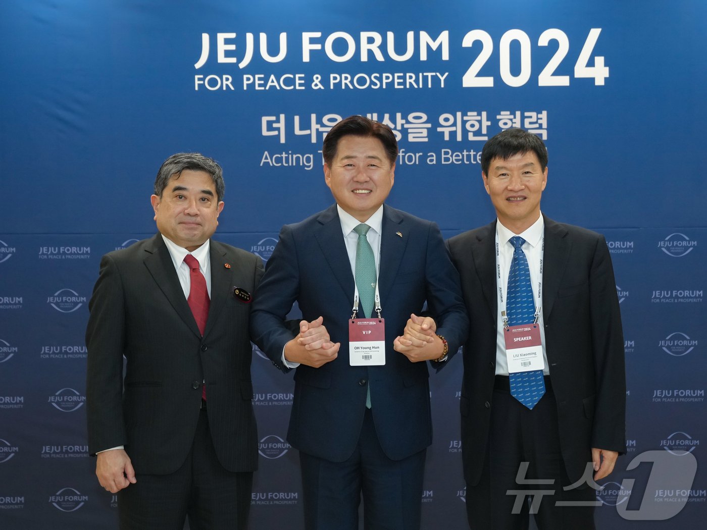 본문 이미지 - 왼쪽부터 이케다 다케쿠니 일본 오키나와현 부지사, 오영훈 제주지사, 류샤오밍 중국 하이난성장. (제주도 제공)/뉴스1