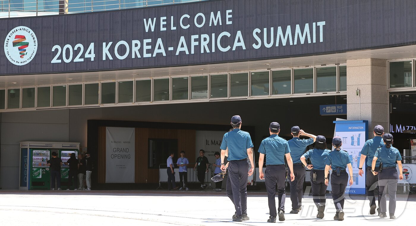 본문 이미지 - 2024 한·아프리카 정상회의를 하루 앞둔 3일 오후 경기 고양시 킨텍스에 마련된 메인프레스센터 앞으로 경찰들이 순찰을 하고 있다. '함께 만드는 미래'를 주제로 한국이 처음 개최하는 한-아프리카 정상회의에는 아프리카연합(AU) 회원국 55개국 중 회원국 자격을 유지하면서 한국과 수교한 48개국이 모두 참가할 예정이다. 2024.6.3/뉴스1 ⓒ News1 김진환 기자
