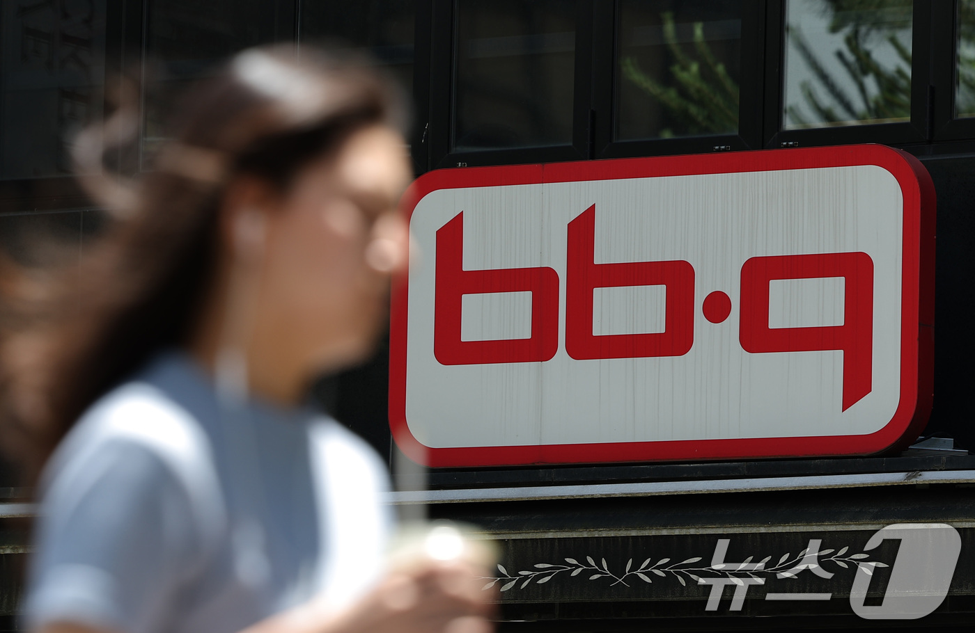 (서울=뉴스1) 신웅수 기자 = 치킨 업계 2위인 BBQ가 치킨 가격을 인상한다.제너시스BBQ는 오는 4일부터 황금올리브치킨 계열 23개 제품의 가격을 평균 6.3% 인상한다.이에 …