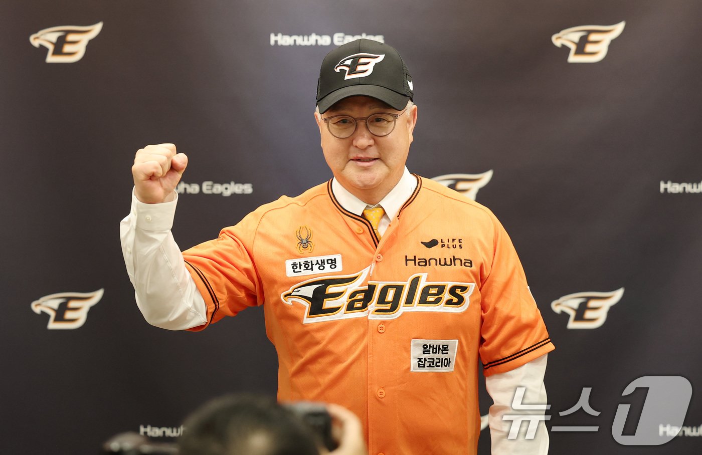 본문 이미지 - 김경문 한화이글스 신임 감독이 3일 오후 대전 중구 한화생명 이글스파크에서 열린 취임식에서 포즈를 취하고 있다. 2024.6.3/뉴스1 ⓒ News1 김기태 기자