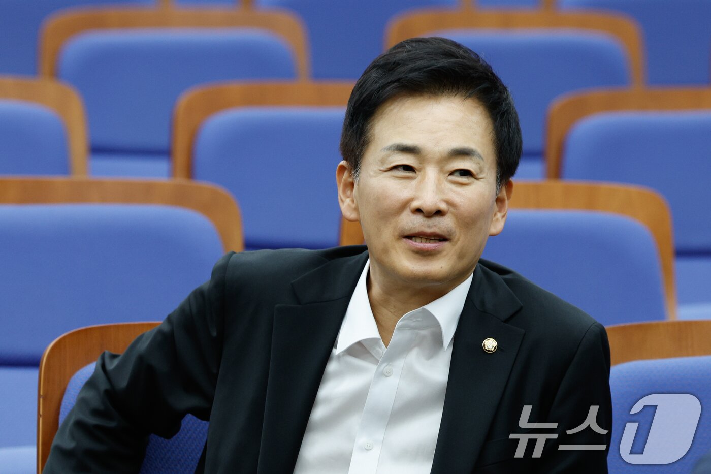 본문 이미지 - 유영하 국민의힘 의원이 3일 오후 서울 여의도 국회에서 열린 22대 국회 첫 의원총회에 참석하고 있다. 2024.6.3 ⓒ 뉴스1 안은나 기자