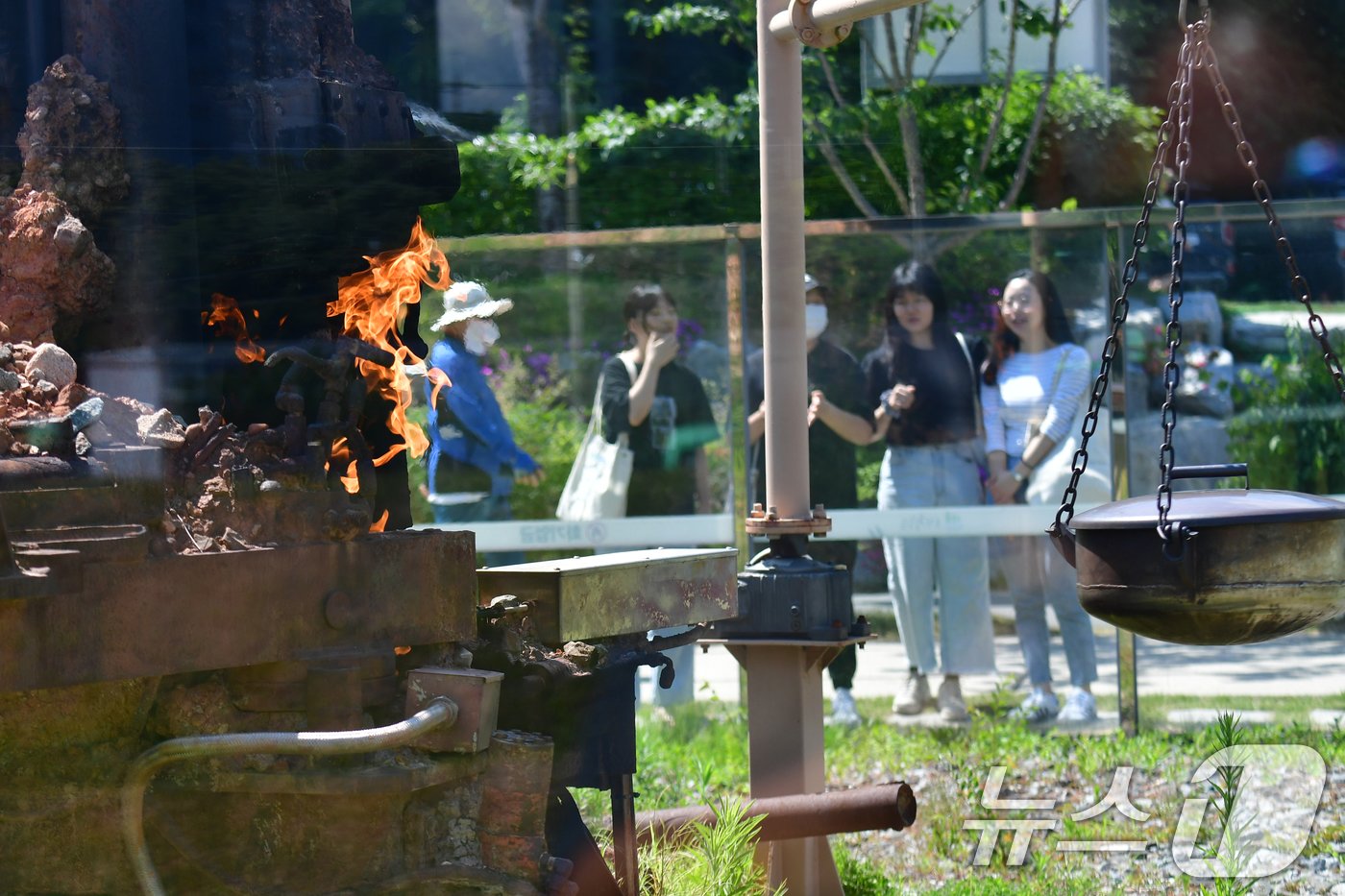 윤석열 대통령이 용산 대통령실에서 경북 포항시 영일만 앞 바다에 140억 배럴 석유와 가스가 매장돼 있다고 발표한 3일 오후 2017년 3월 8일 천연가스가 발견된 포항시 남구 대잠동 철길 술 불의 정원에서 시민들이 뿜어져 나오는 불길을 지켜보고 있다. 2024.6.3/뉴스1 ⓒ News1 최창호 기자