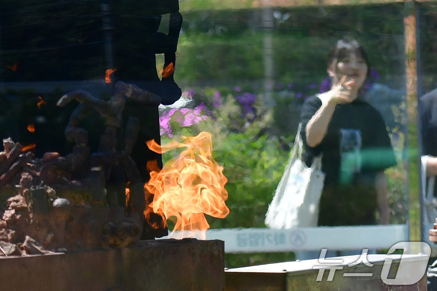 본문 이미지 - 윤석열 대통령이 용산 대통령실에서 경북 포항시 영일만 앞 바다에 140억 배럴 석유와 가스가 매장돼 있다고 발표한 3일 오후 2017년 3월 8일 천연가스가 발견된 포항시 남구 대잠동 철길 술 불의 정원에서 시민들이 뿜어져 나오는 불길을 지켜보고 있다. 2024.6.3/뉴스1 ⓒ News1 최창호 기자