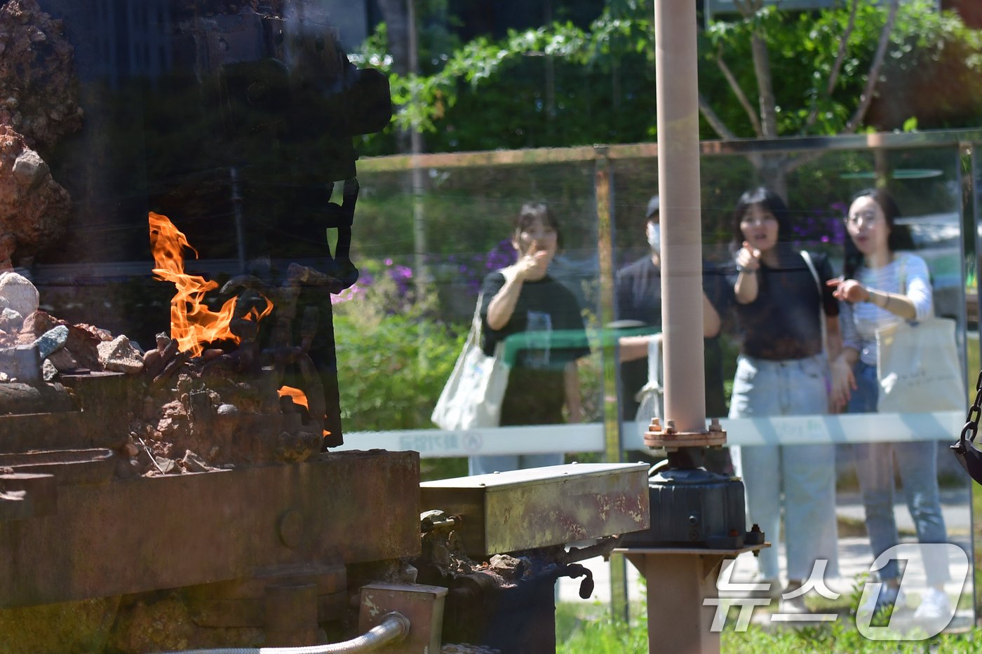 윤석열 대통령이 용산 대통령실에서 경북 포항시 영일만 앞 바다에 140억 배럴 석유와 가스가 매장돼 있다고 발표한 3일 오후 2017년 3월 8일 천연가스가 발견된 포항시 남구 대잠동 철길 술 불의 정원에서 시민들이 뿜어져 나오는 불길을 지켜보고 있다. 2024.6.3/뉴스1 ⓒ News1 최창호 기자