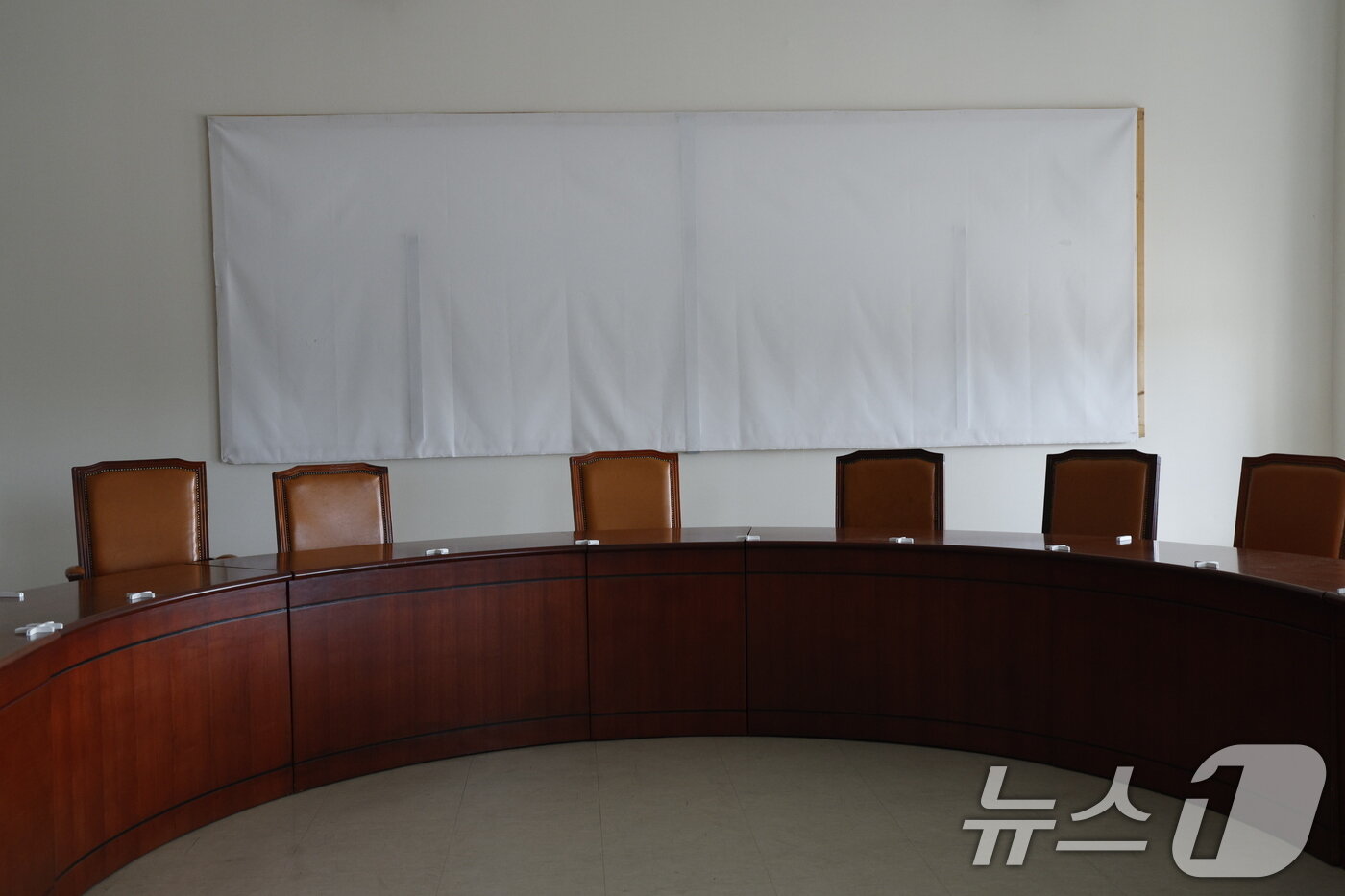 본문 이미지 - 조국혁신당이 배정받은 국회 본청 223호가 3일 텅 비어있다. 조국혁신당은 의석 수를 고려하지 않은 국회사무처의 사무실 배정에 항의해 입주를 거부하고 있다. 2024.6.3/뉴스1 ⓒ News1 안은나 기자