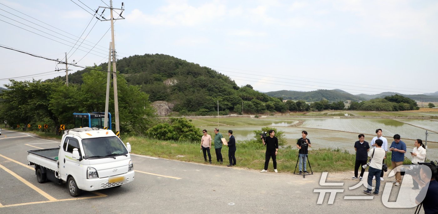 본문 이미지 - 재심을 진행 중인 '진도 저수지 아내 살인사건'의 현장 검증이 3일 오후 2시 전남 진도군 의신면 송정저수지(당시 명금저수지)에서 열리고 있다. 2024.6.3/뉴스1 ⓒ News1 이수민 기자