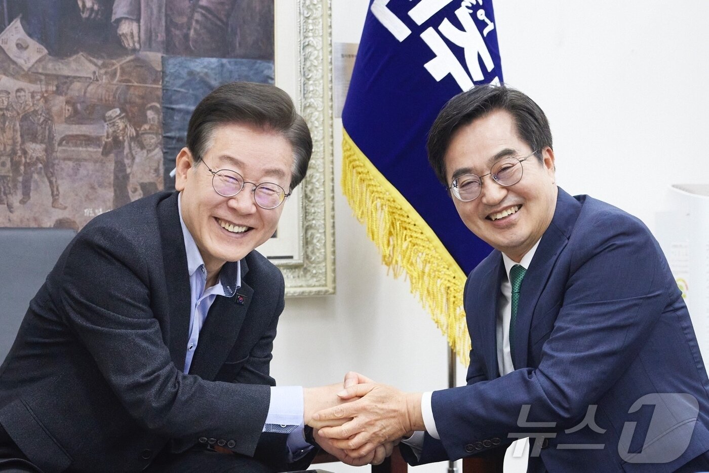 본문 이미지 - 김동연 경기도지사(오른쪽)와 이재명 더불어민주당 원내대표.(경기도 제공)