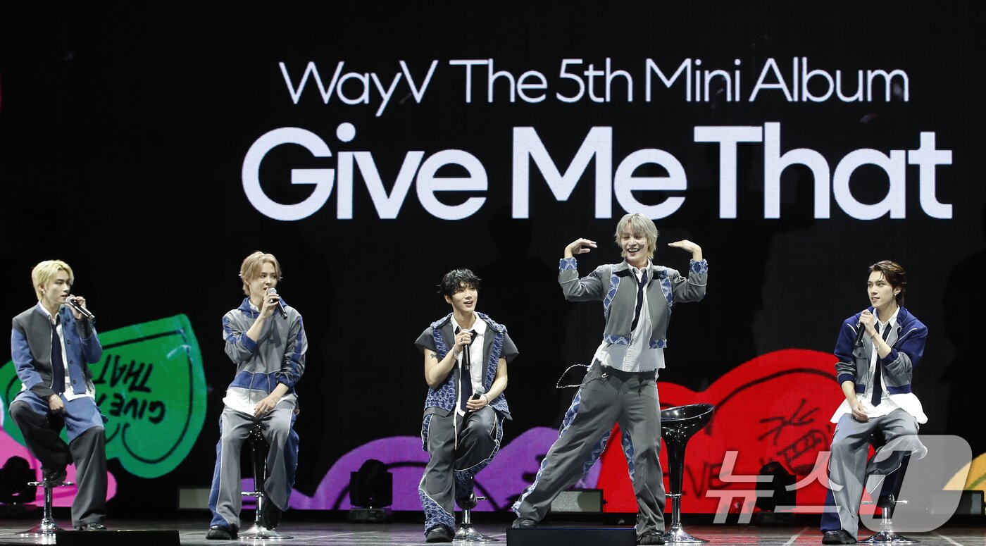 본문 이미지 - 그룹 WayV&#40;웨이션브이&#41;가 3일 서울 용산구 블루스퀘어에서 열린 새 미니앨범 ‘Give Me That’&#40;기브 미 댓&#41; 쇼케이스에서 타이틀 곡을 소개하고 있다. 2024.6.3/뉴스1 ⓒ News1 권현진 기자