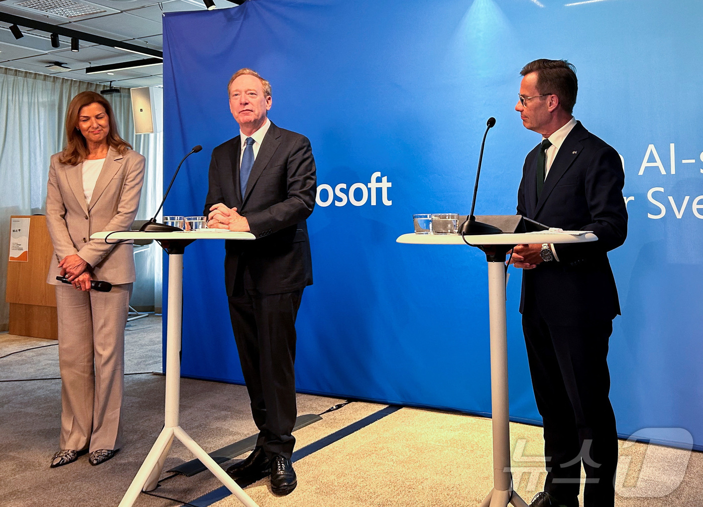 (스톡홀름 로이터=뉴스1) 김성식 기자 = 브래드 스미스 마이크로소프트(MS) 부회장 겸 총괄사장(가운데)과 울프 크리스테르손 스웨덴 총리(오른쪽)가 3일(현지시간) 스웨덴 수도 …