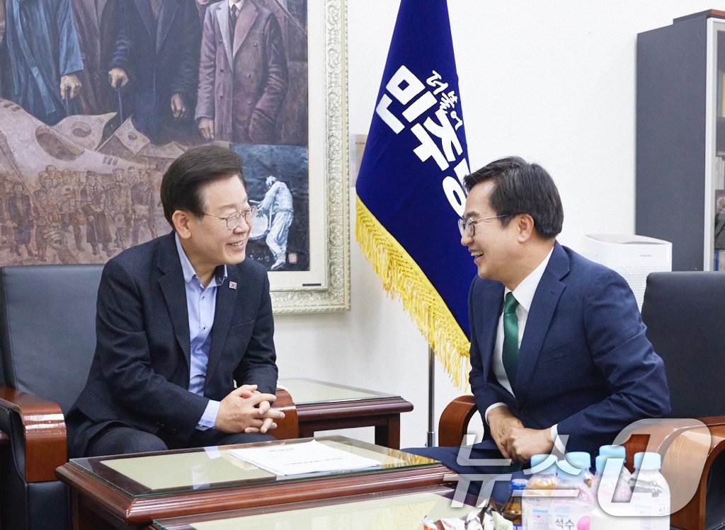 본문 이미지 - 김동연 경기도지사가 지난 6월3일 오전 서울 여의도 국회에서 이재명 더불어민주당 당대표를 만나 &#39;경제 3법&#39; 협조 관련 대화를 나누고 있다. &#40;경기도 제공&#41; 2024.6.3/뉴스1
