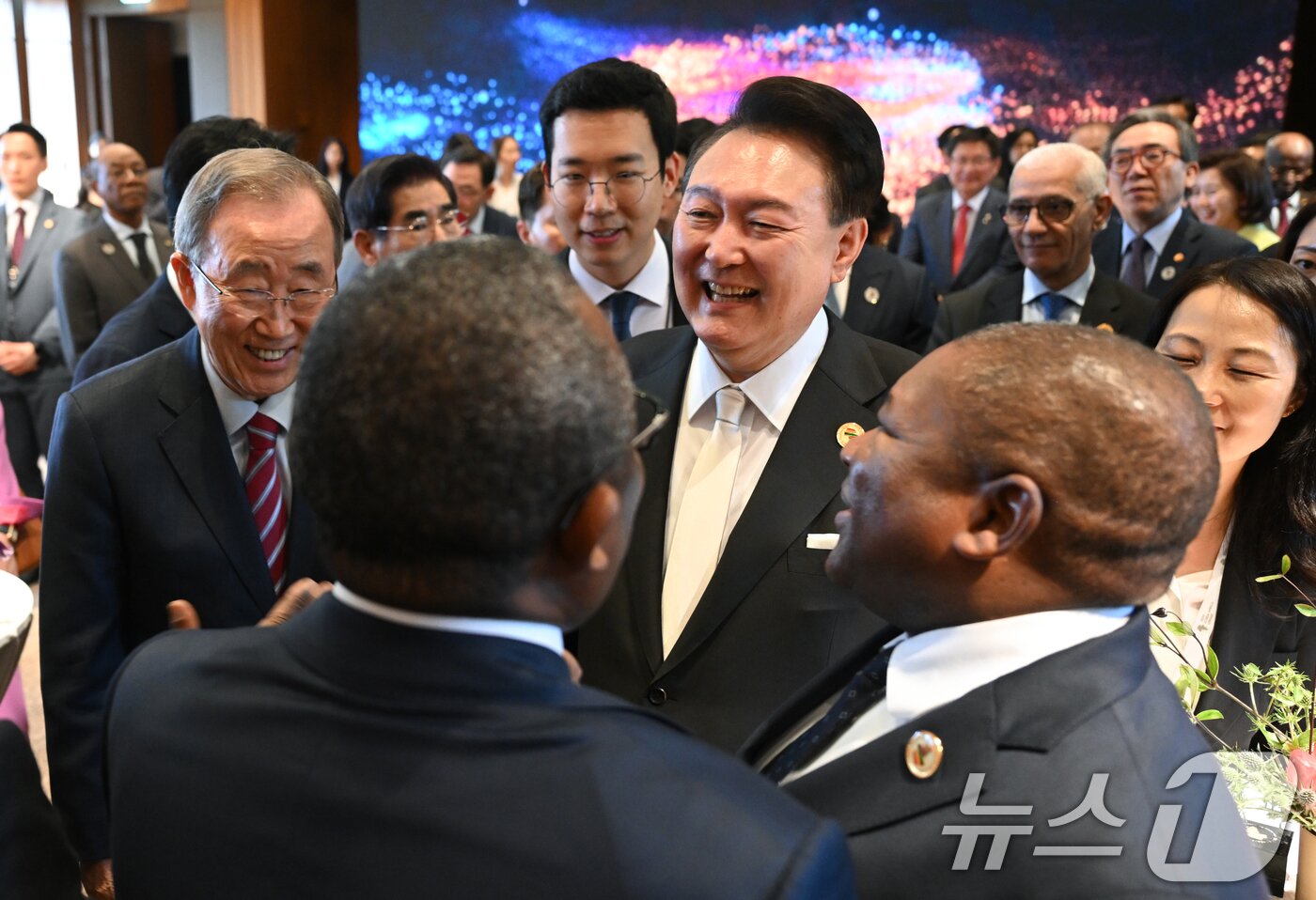 본문 이미지 - 윤석열 대통령이 3일 서울 중구 신라호텔에서 열린 2024 한-아프리카 정상회의 환영만찬에서 내빈들과 환담을 나누고 있다. (대통령실 제공) 2024.6.3/뉴스1 ⓒ News1 송원영 기자