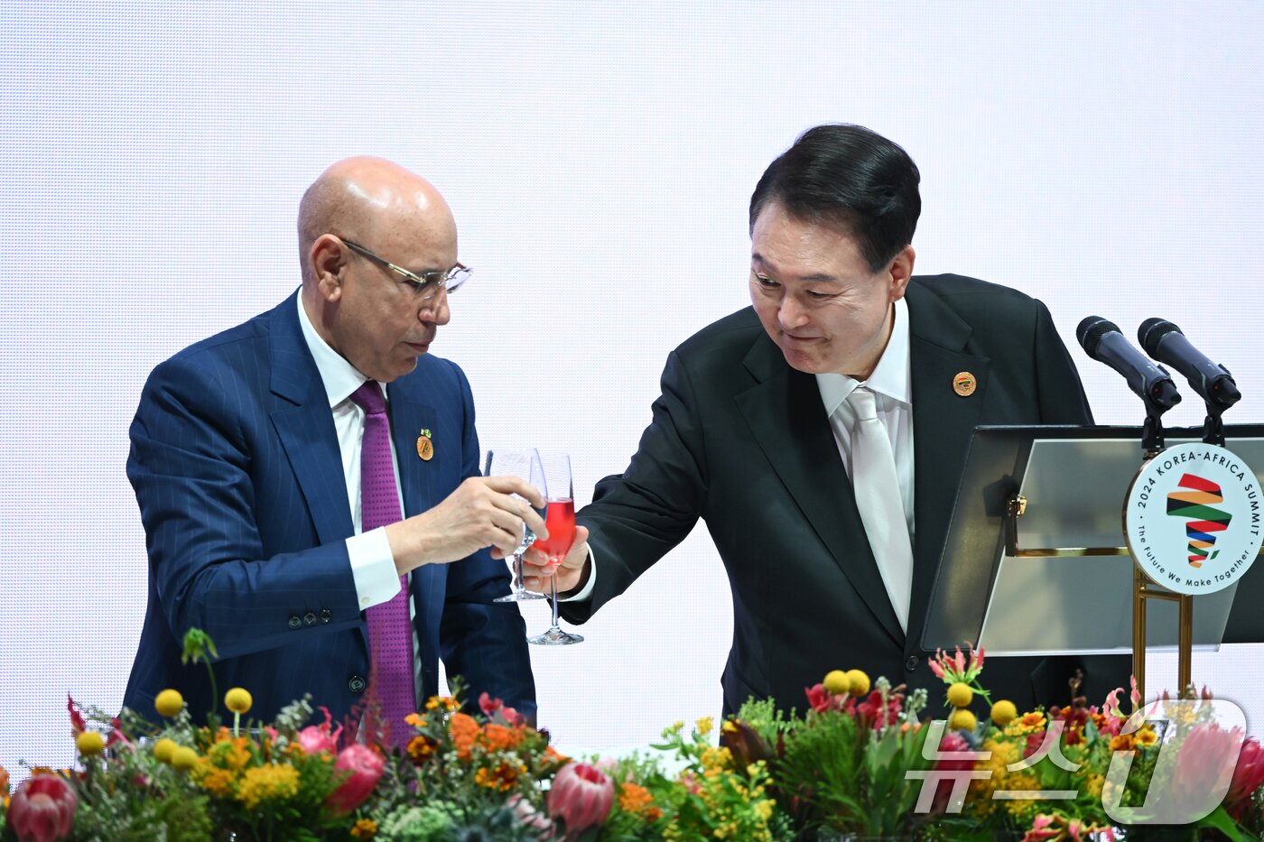 본문 이미지 - 윤석열 대통령이 3일 서울 중구 신라호텔에서 열린 2024 한-아프리카 정상회의 환영만찬에서 아프리카연합(AU) 의장인 무함마드 울드 가주아니 모리타니아 대통령과 잔을 부딪치고 있다. (대통령실 제공) 2024.6.3/뉴스1 ⓒ News1 송원영 기자