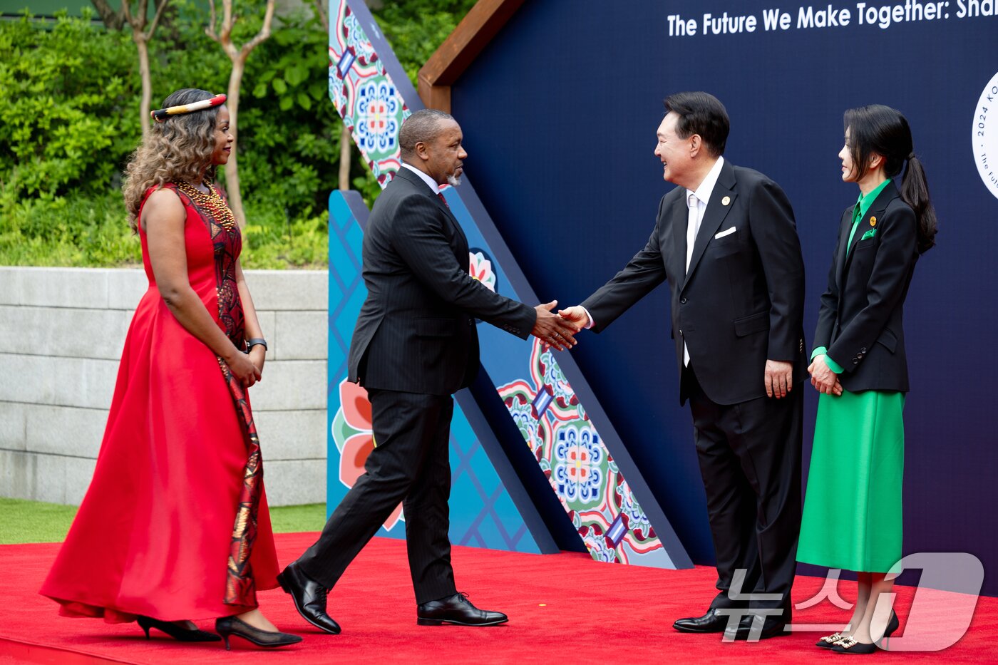 본문 이미지 - 윤석열 대통령과 김건희 여사가 3일 서울 중구 신라호텔에서 열린 2024 한·아프리카 정상회의 환영 만찬에 앞서 사울로스 클라우스 칠리마 말라위 부통령, 메리 응하마냐쥐 칠리마 여사를 영접하며 인사하고 있다. (대통령실 제공) 2024.6.3/뉴스1 ⓒ News1 송원영 기자