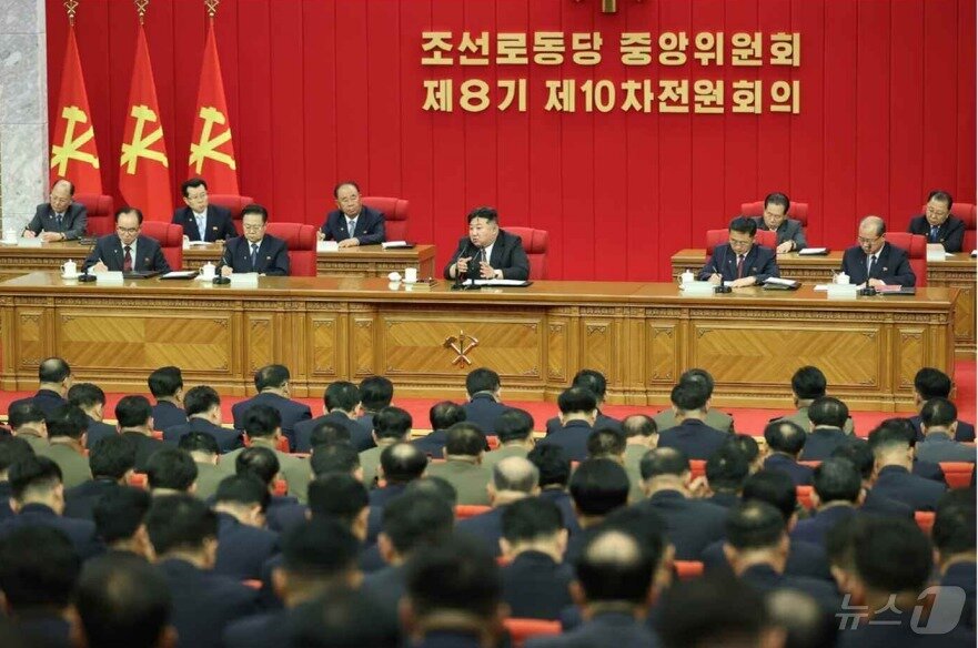 본문 이미지 - &#40;평양 노동신문=뉴스1&#41; = 북한 노동당 기관지 노동신문은 30일 &#34;당 중앙위원회 제8기 제10차 전원회의 확대회의 2일회의가 지난 29일 진행됐다＂라고 보도했다. [국내에서만 사용가능. 재배포 금지. DB 금지. For Use Only in the Republic of Korea. Redistribution Prohibited] rodongphoto@news1.kr