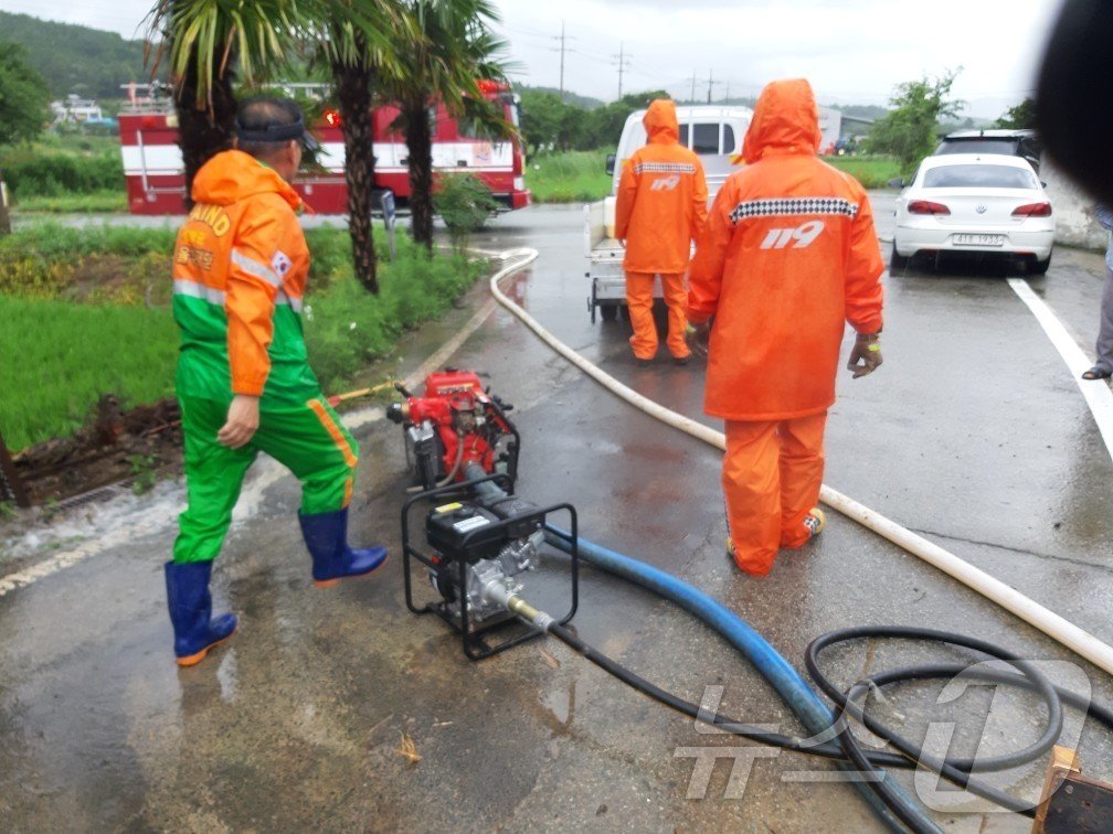 본문 이미지 - 지난 29일 오후 전남 영암군 미암면의 한 주택이 장맛비에 침수됐다는 신고가 접수돼 소방당국이 배수작업을 벌이고 있다.(전남소방본부 제공) 2024.6.30/뉴스1 ⓒ News1 전원 기자