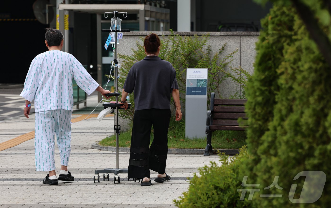 30일 서울 시내 한 대학병원에서 환자와 보호자가 이동하고 있다. 2024.6.30/뉴스1 ⓒ News1 김도우 기자