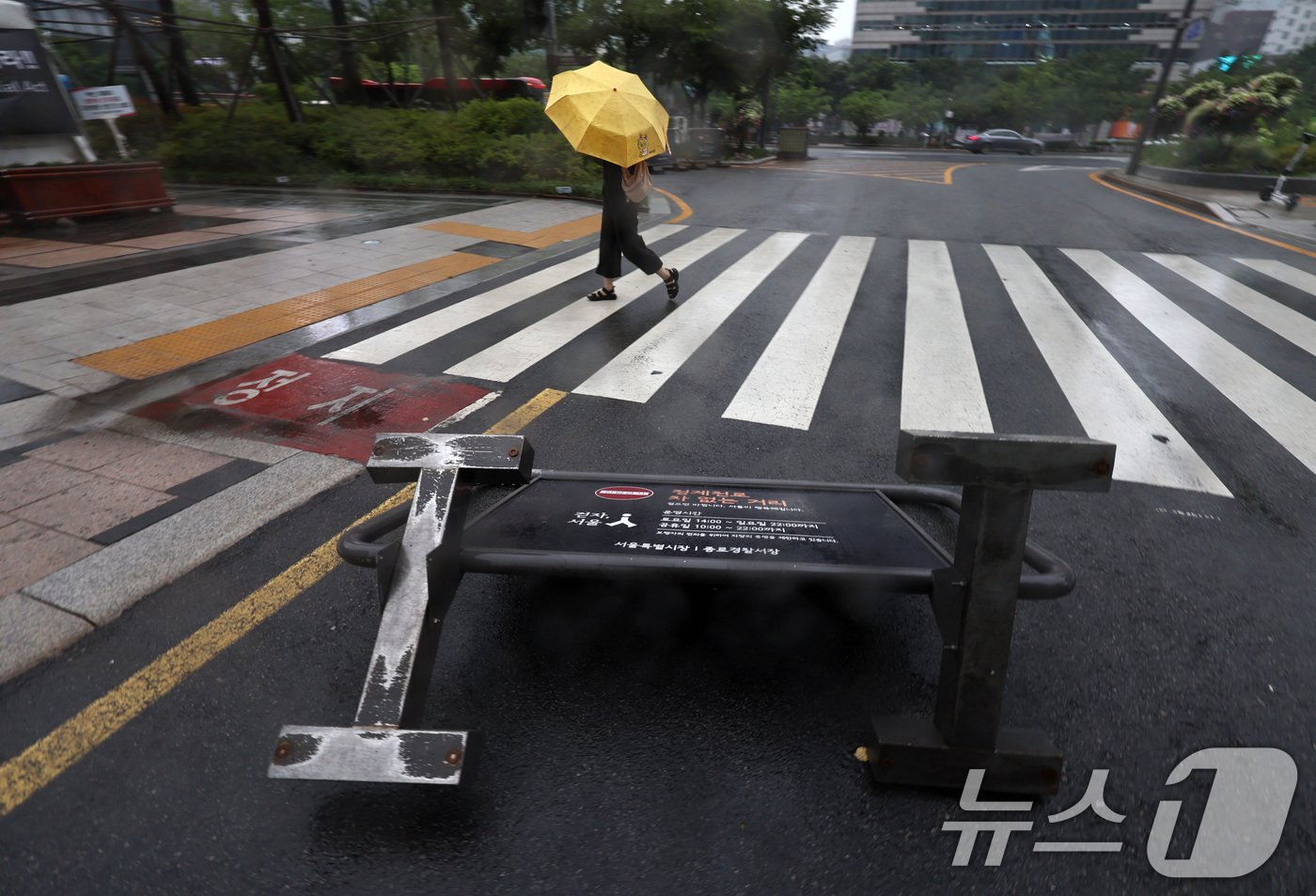 본문 이미지 - 장마전선의 영향으로 전국이 흐린 가운데 30일 오전 서울 청계광장에 철제 안내판이 강풍에 넘어져 있다. 2024.6.30/뉴스1 ⓒ News1 구윤성 기자